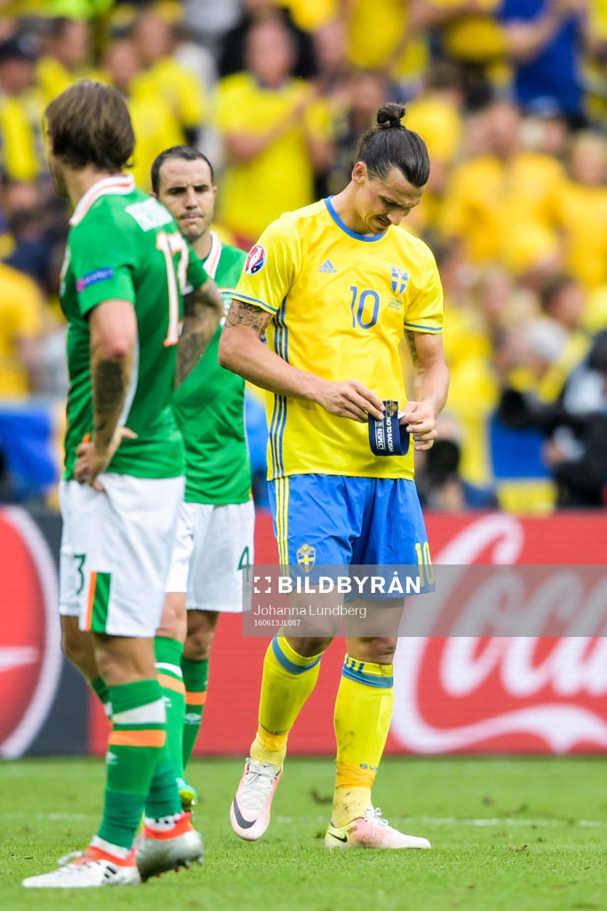 Sveriges Zlatan Ibrahimovic deppar i fotbollsmatchen mellan