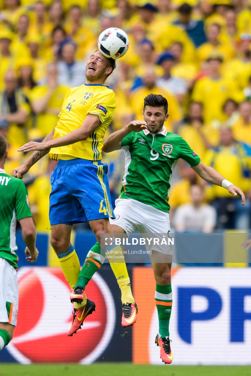 Sveriges Andreas Granqvist och Irlands Shane Long i