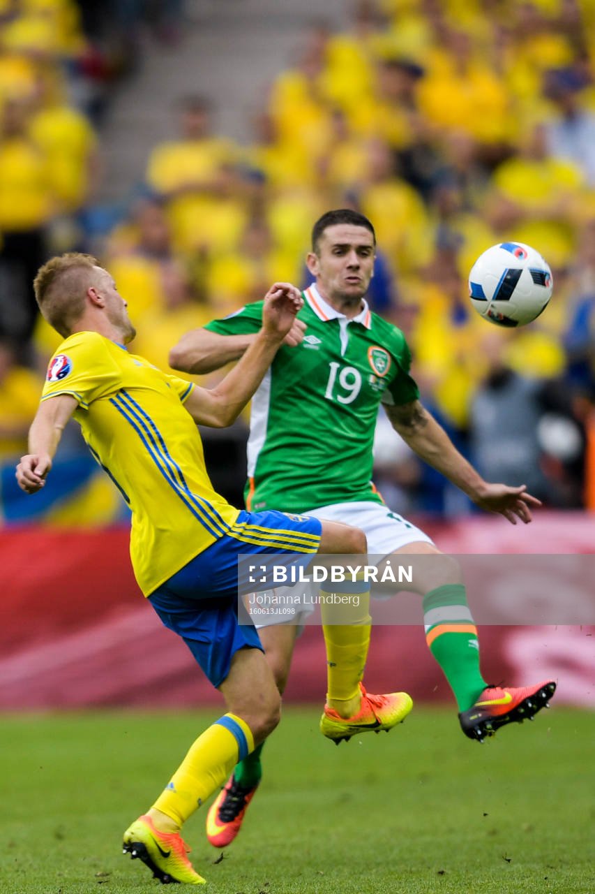 Sveriges Sebastian Larsson och Robbie Brady i