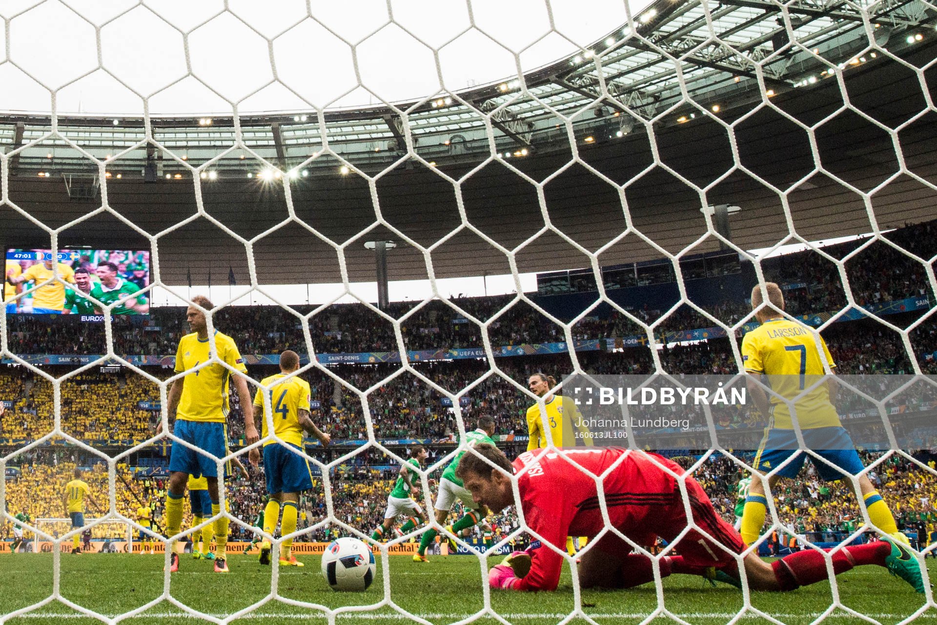 Sveriges Andreas Granqvist och målvakt Andreas Isaksson