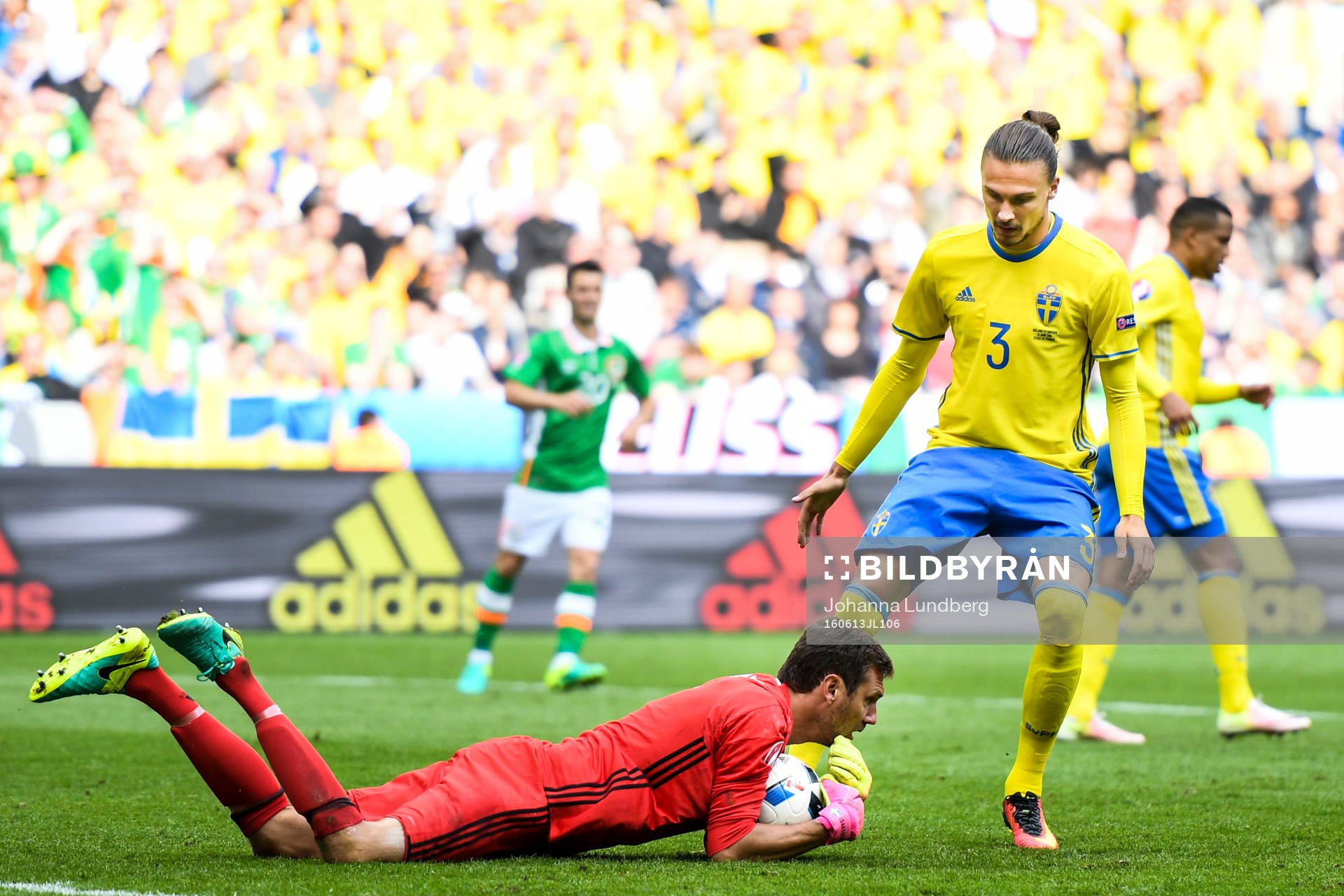 Sveriges målvakt Andreas Isaksson och Erik Johansson i