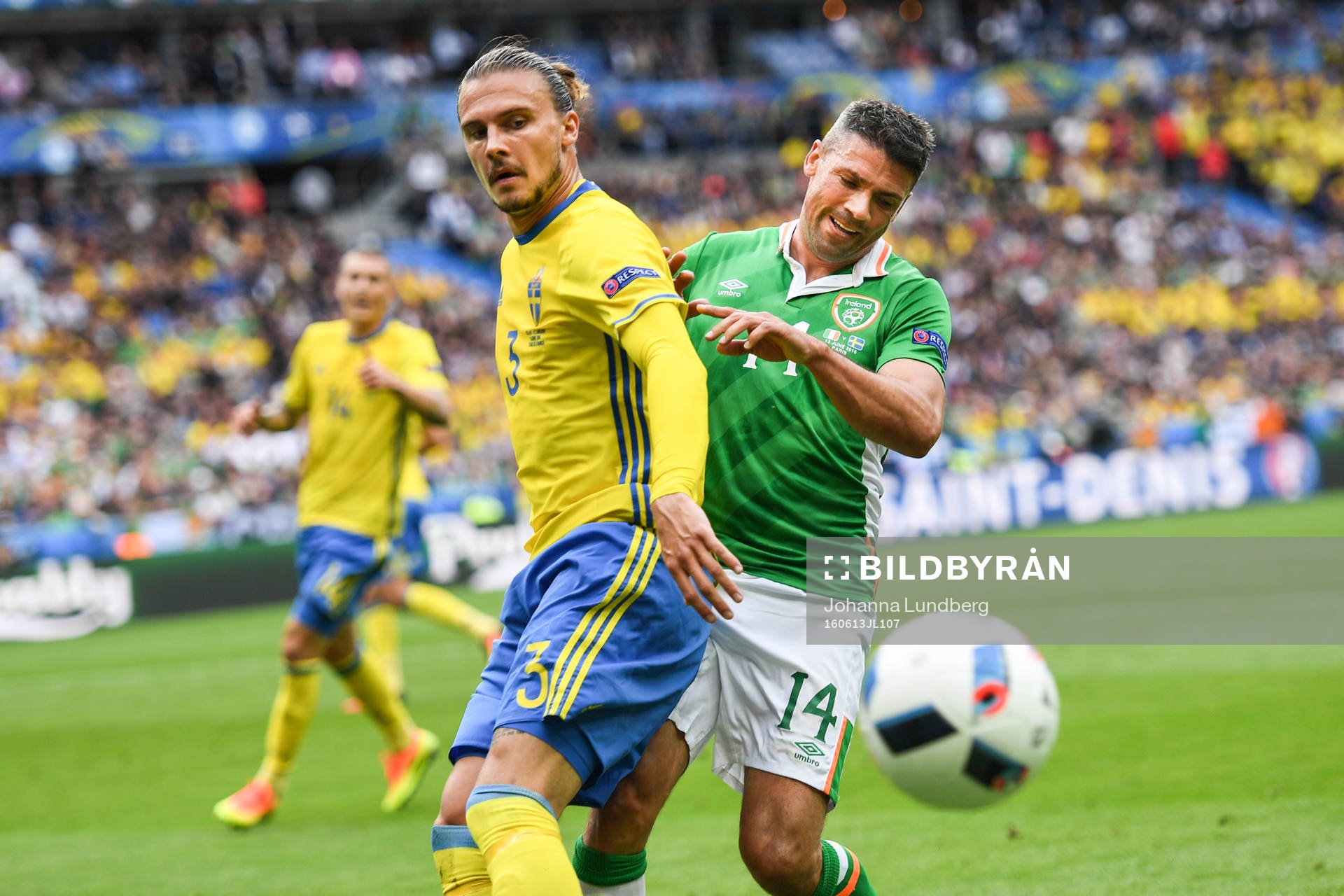 Sveriges Erik Johansson och Irlands Jon Walters i