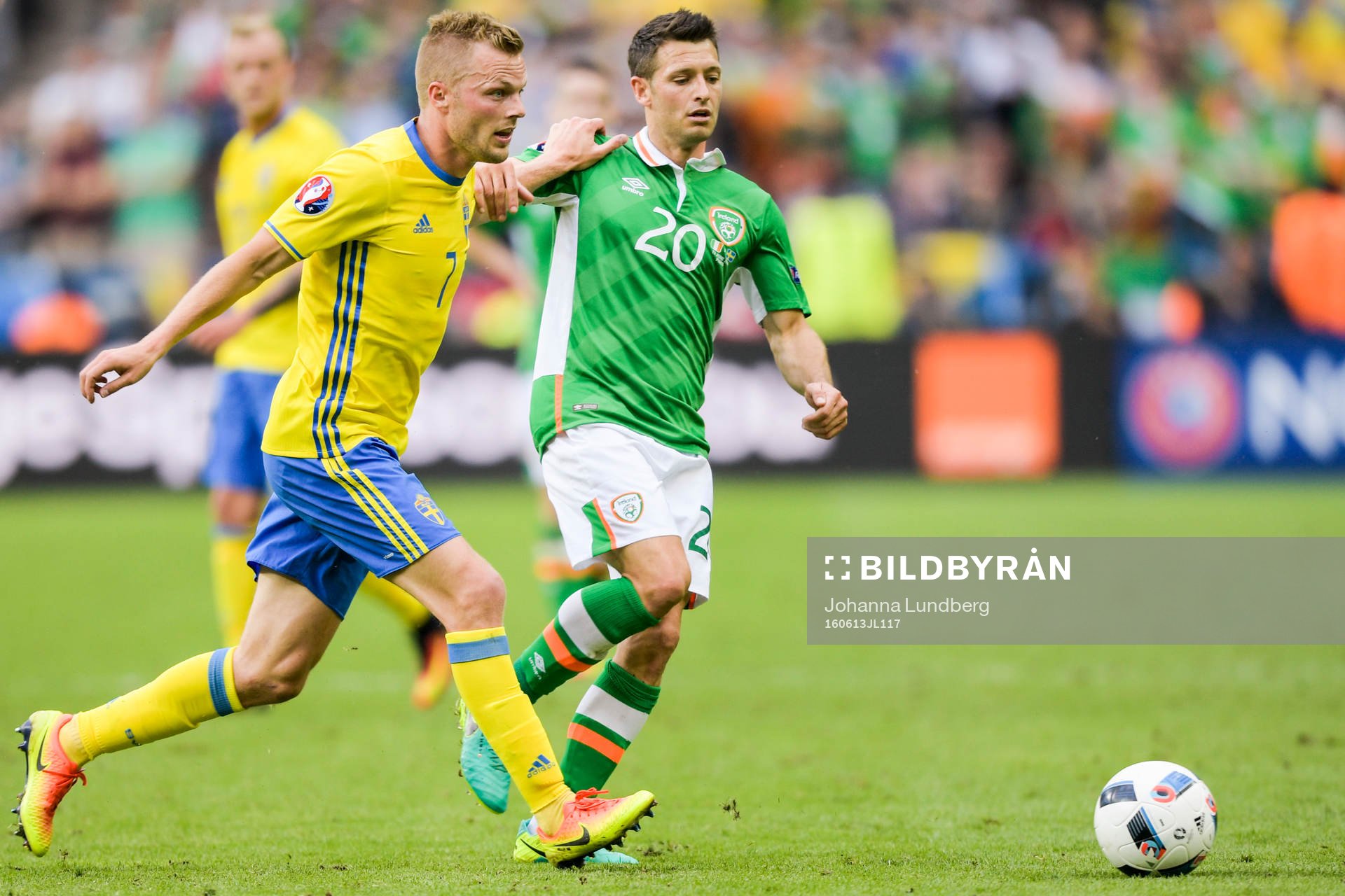 Sveriges Sebastian Larsson och Irlands Wes Hoolahan i
