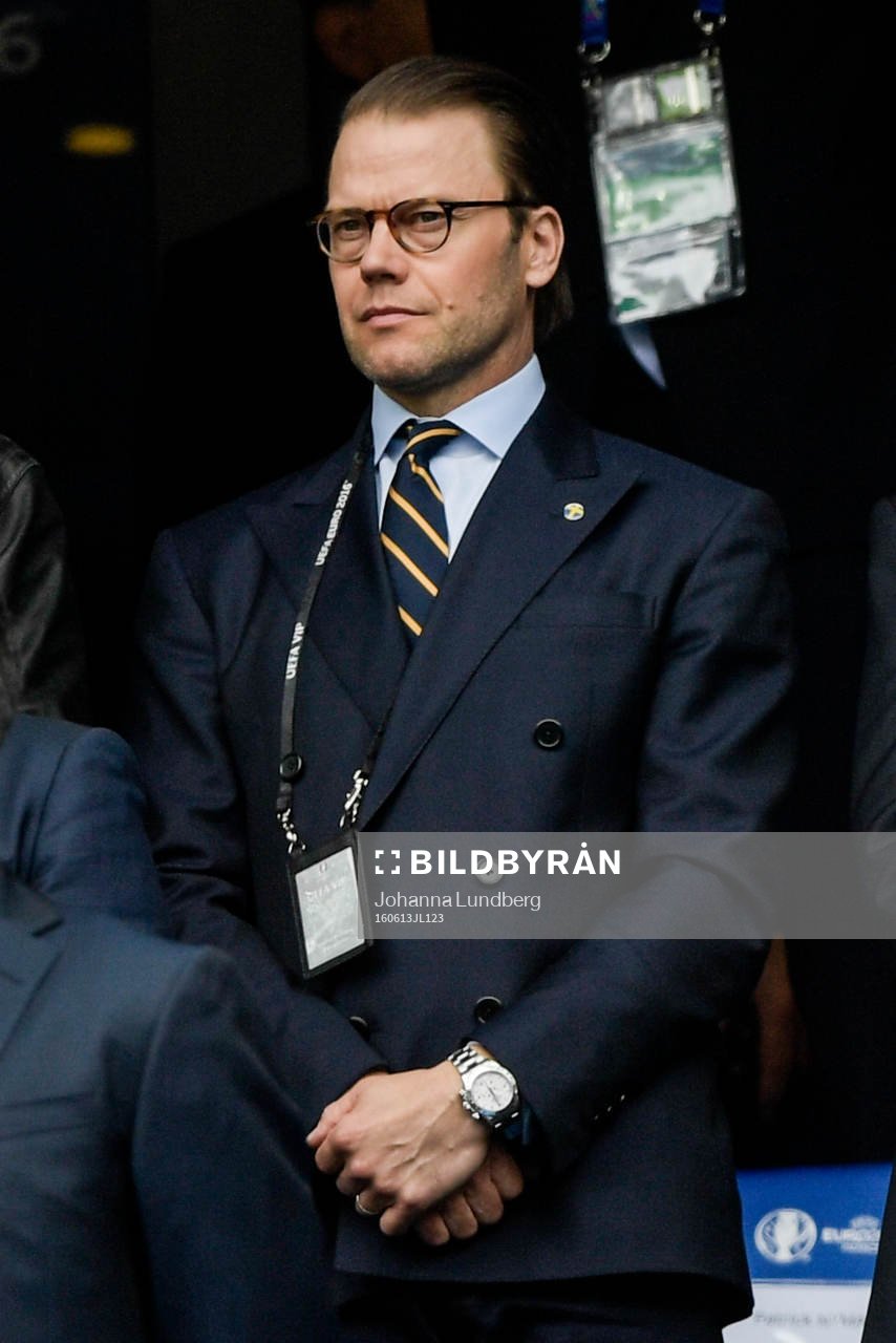 Prins Daniel på läktaren i fotbollsmatchen mellan Irland