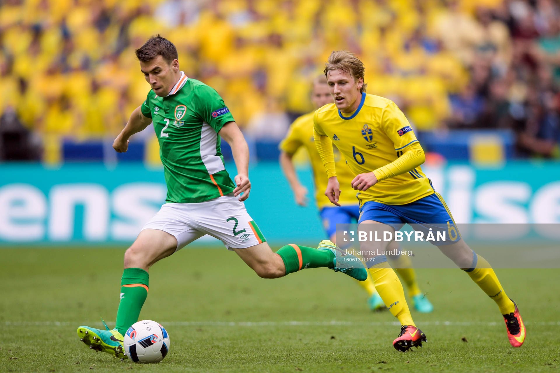Irlands Seamus Coleman och Sveriges Emil Forsberg i fotbollsmatchen mellan Irland och Sverige under fotbolls-EM den 13 juni 2016 i Saint-Denis.