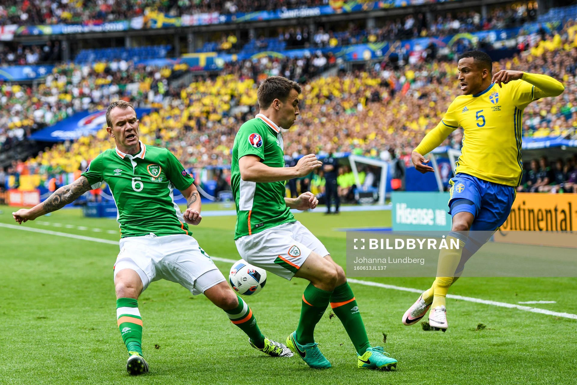 Sveriges Martin Olsson mot Irlands Glenn Whelan och Seamus