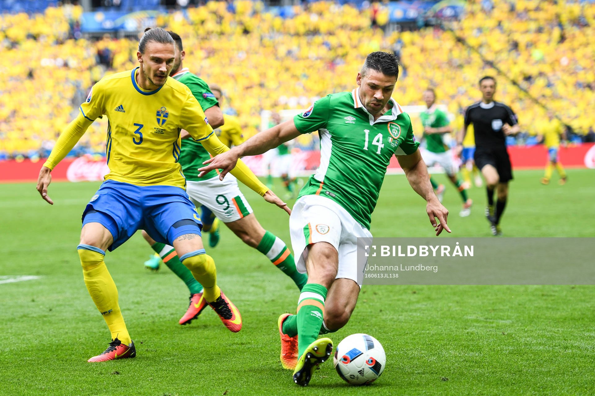 Sveriges Erik Johansson och Irlands Jon Walters i