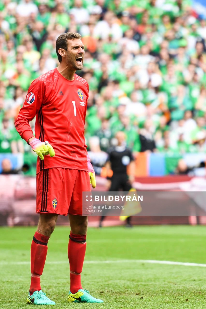 Sveriges målvakt Andreas Isaksson i fotbollsmatchen mellan