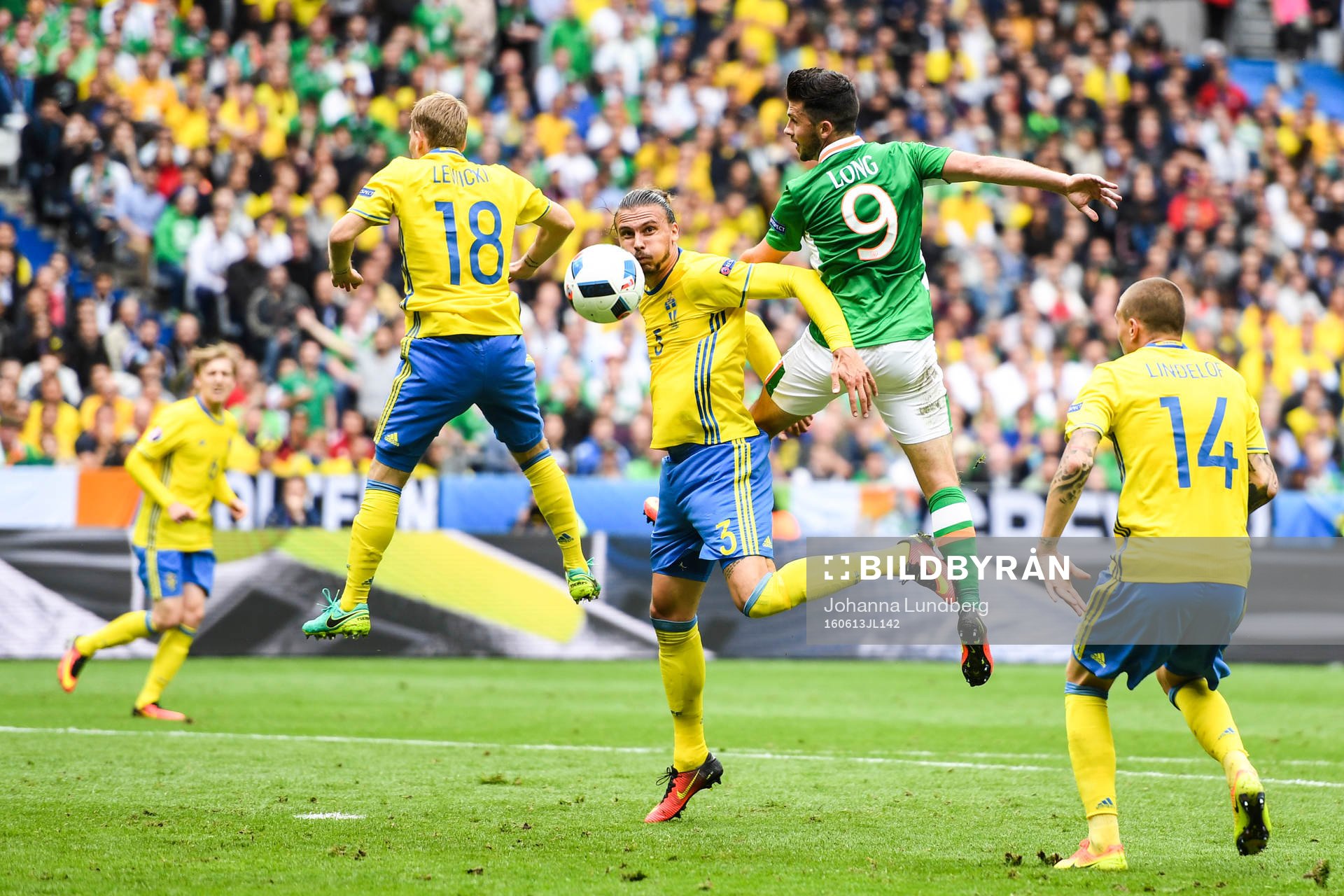 Irlands Shane Long mot Sveriges Erik Johansson och Oscar