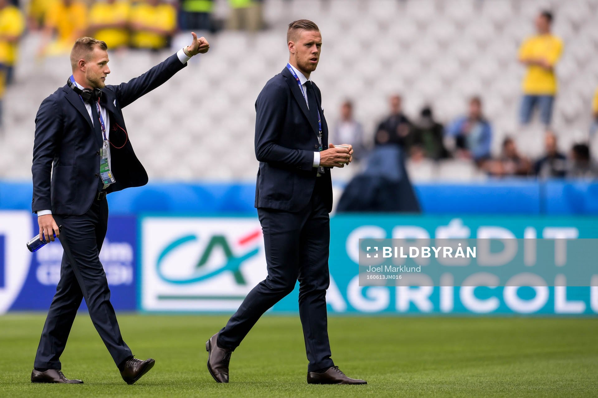 Sveriges John Guidetti och Pontus Jansson är ute och känner på planen inför fotbollsmatchen mellan Irland och Sverige under fotbolls-EM den 13 juni 2016 i Saint-Denis.