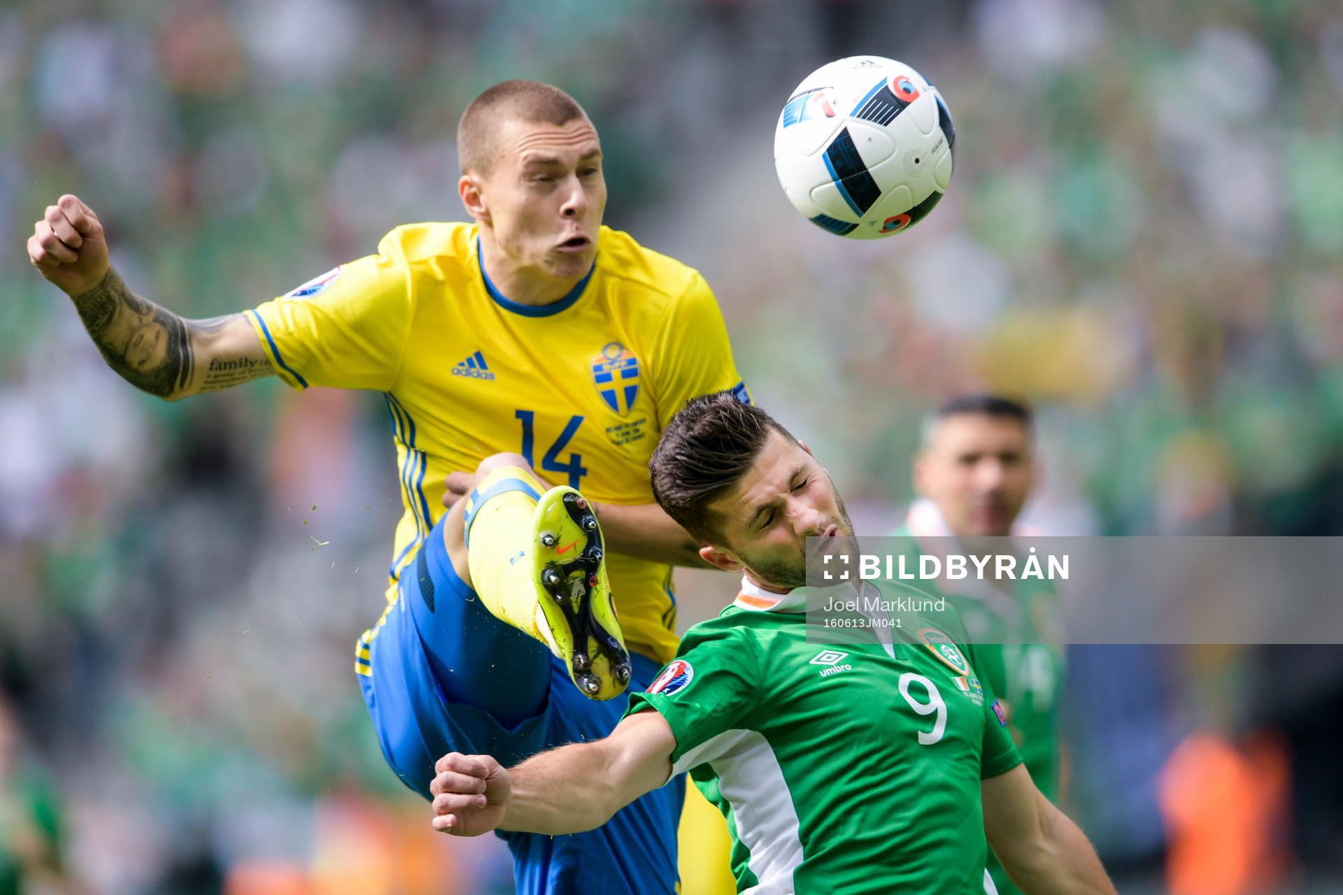 Sveriges Victor Nilsson Lindelöf och Irlands Shane Long i
