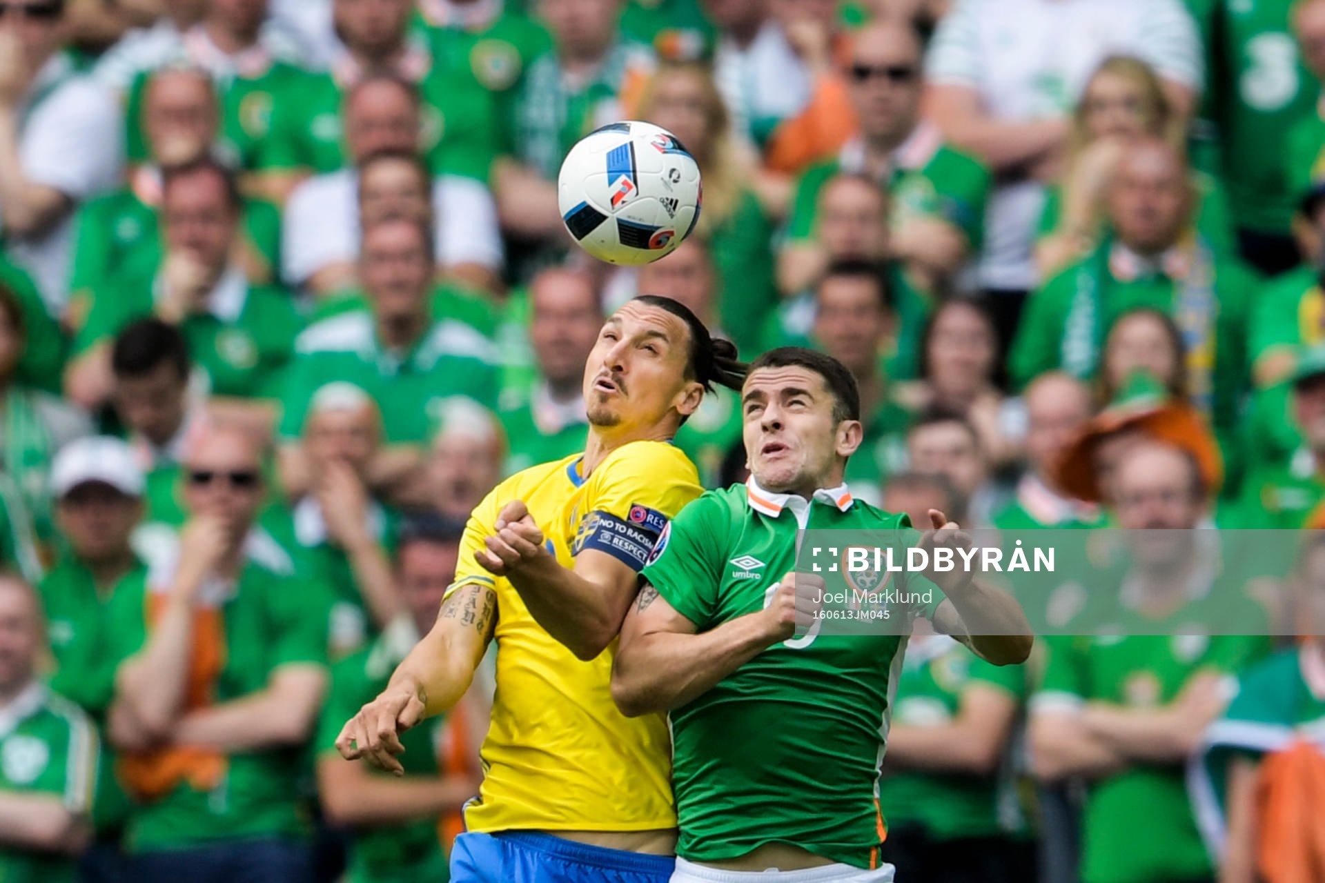 Sveriges Zlatan Ibrahimovic i nickduell med Irlands Robbie Brady i fotbollsmatchen mellan Irland och Sverige under fotbolls-EM den 13 juni 2016 i Saint-Denis.