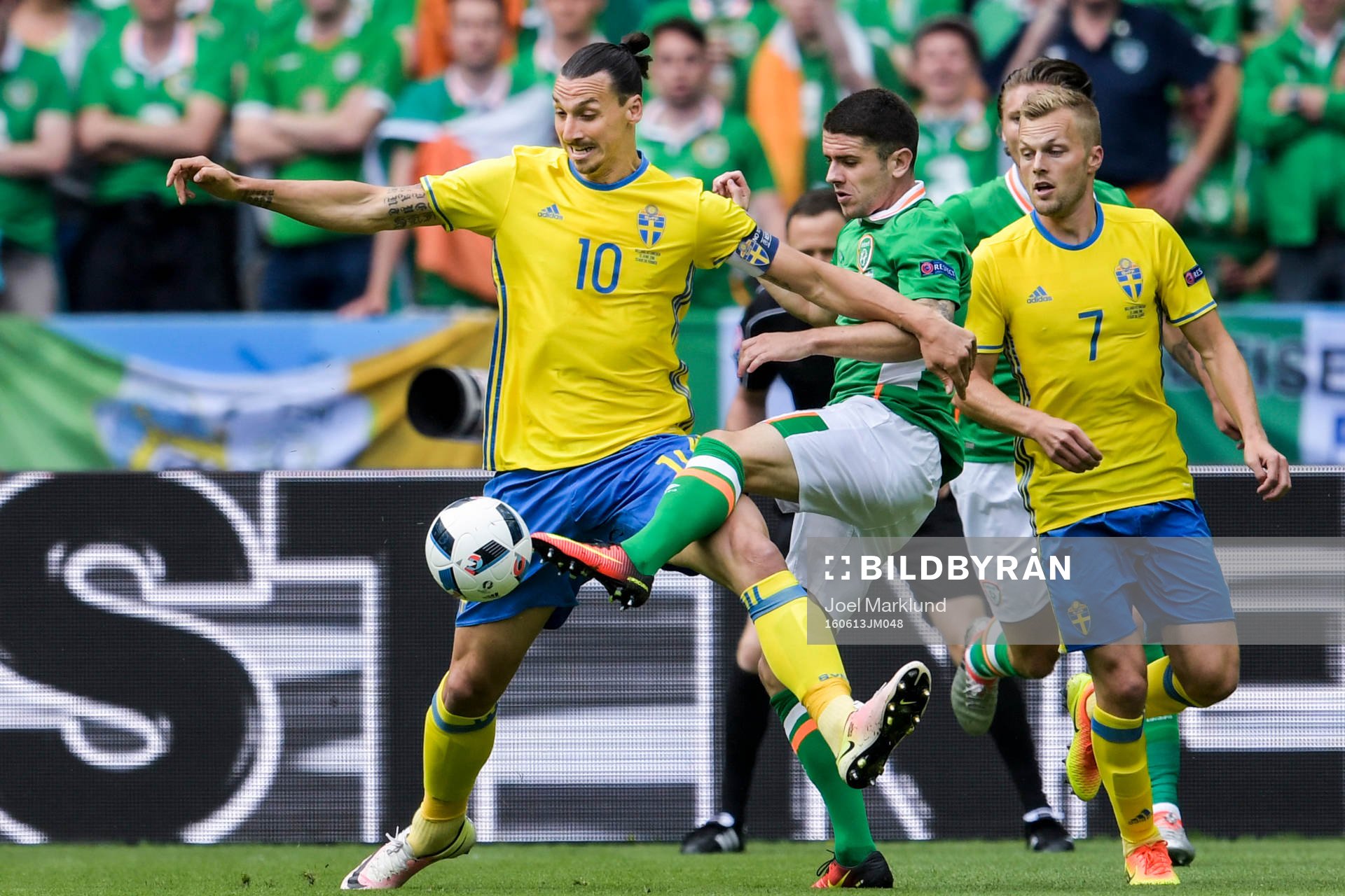 Sveriges Zlatan Ibrahimovic och Sebastian Larsson mot