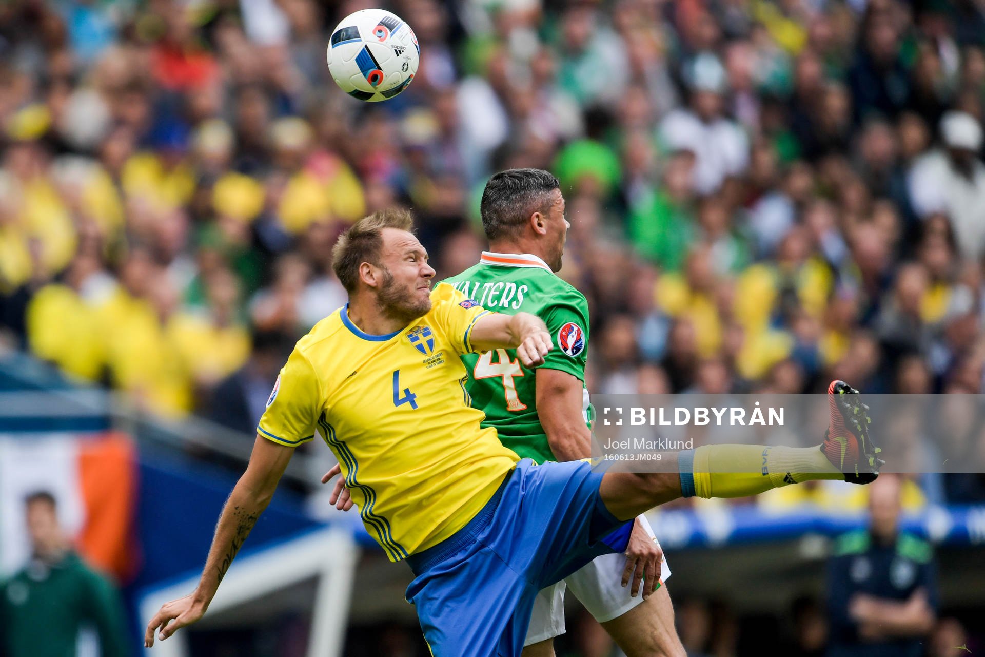 Sveriges Andreas Granqvist i nickduell med Irlands Jon