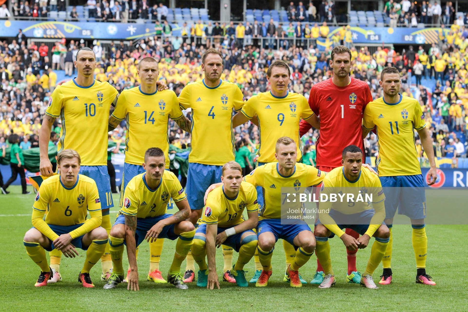 Sveriges startelva ställer upp, övre raden från