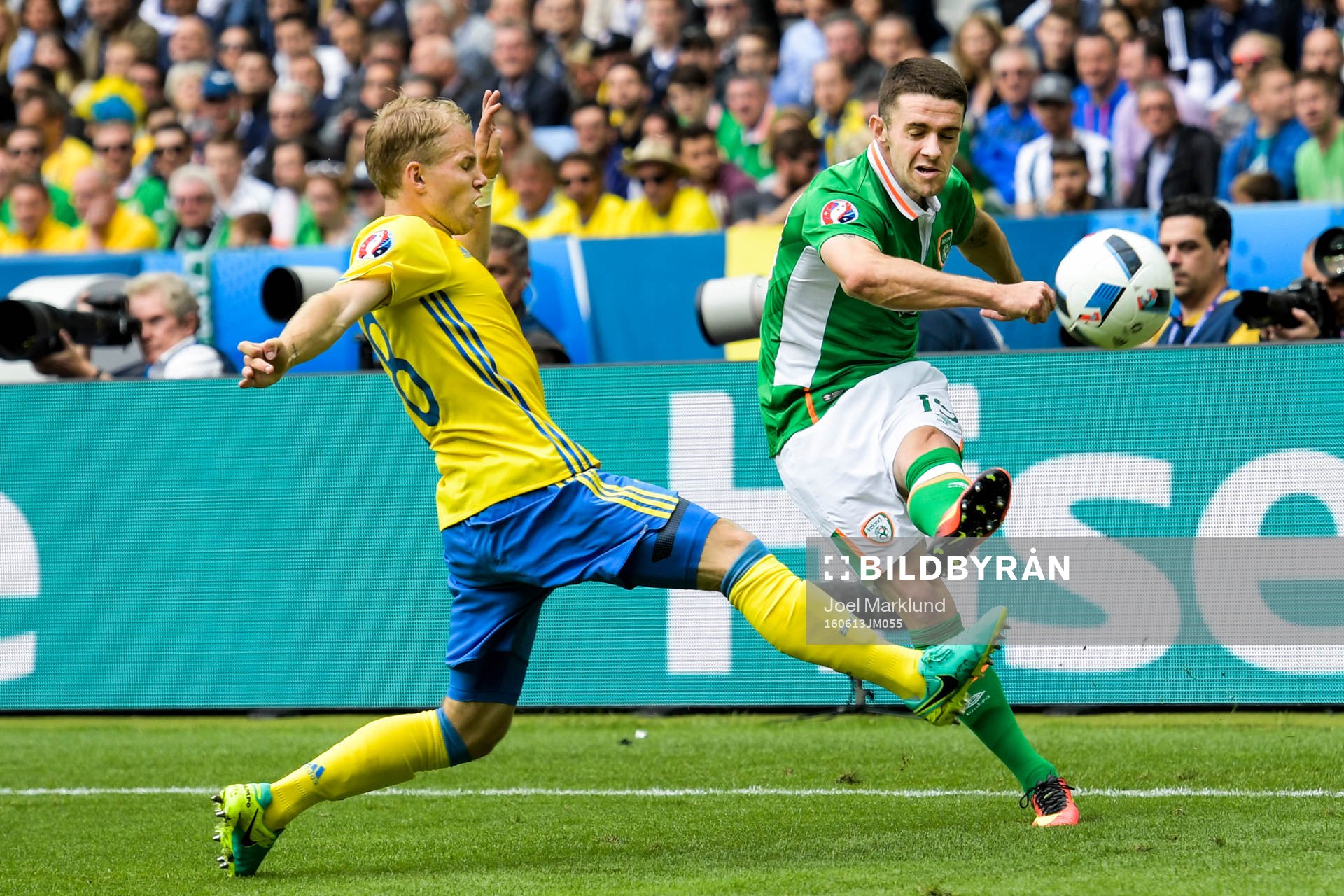 Sveriges Oscar Lewicki och Irlands Robbie Brady i