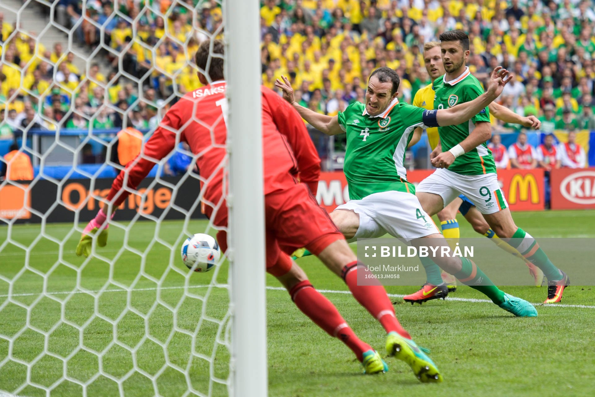 Irlands John O’Shea missar en målchans mot Sveriges