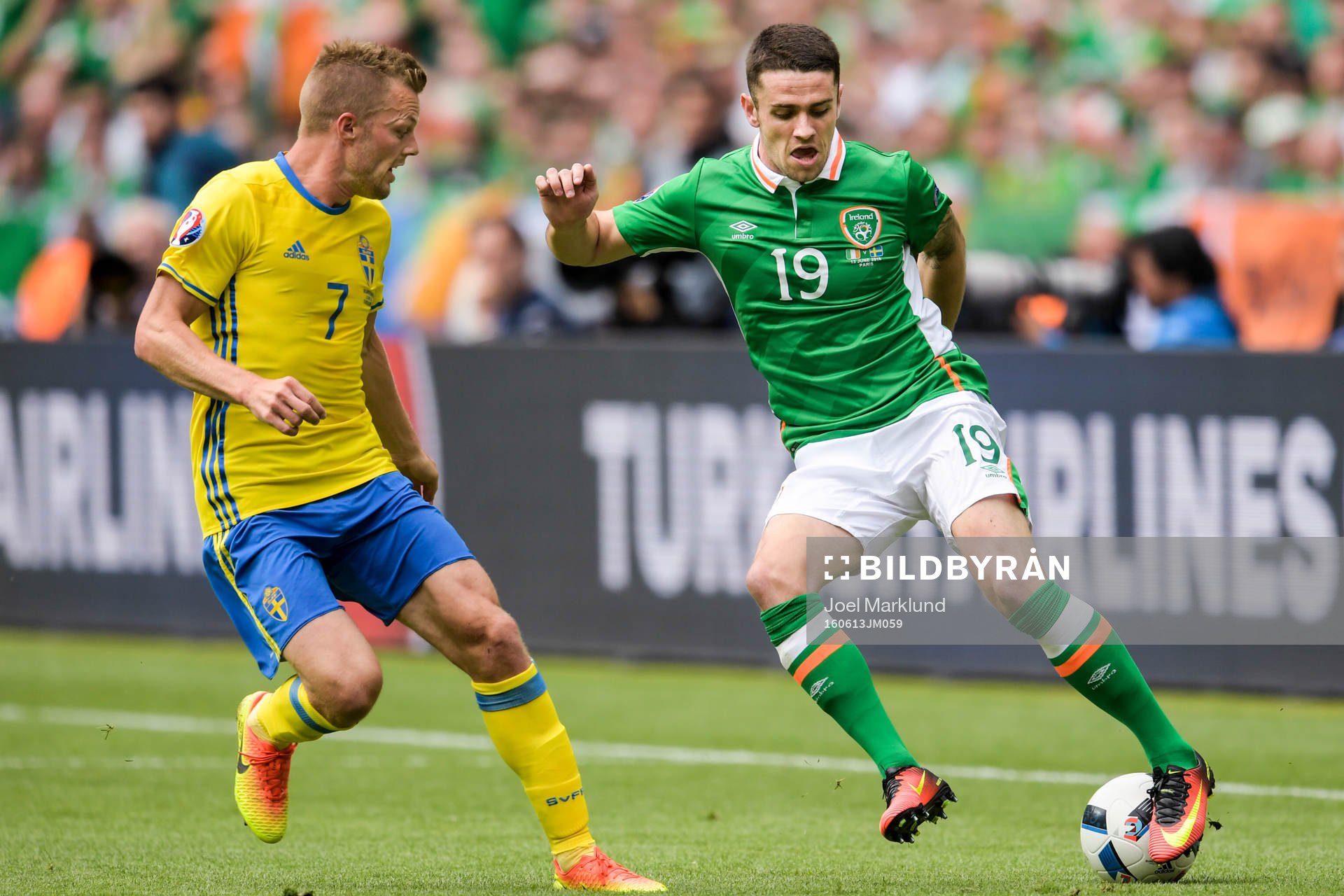 Sveriges Sebastian Larsson och Irlands Robbie Brady i