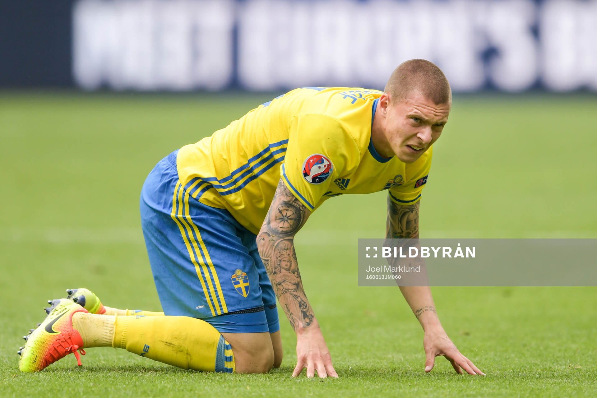 Sveriges Victor Nilsson Lindelöf grinar illa i