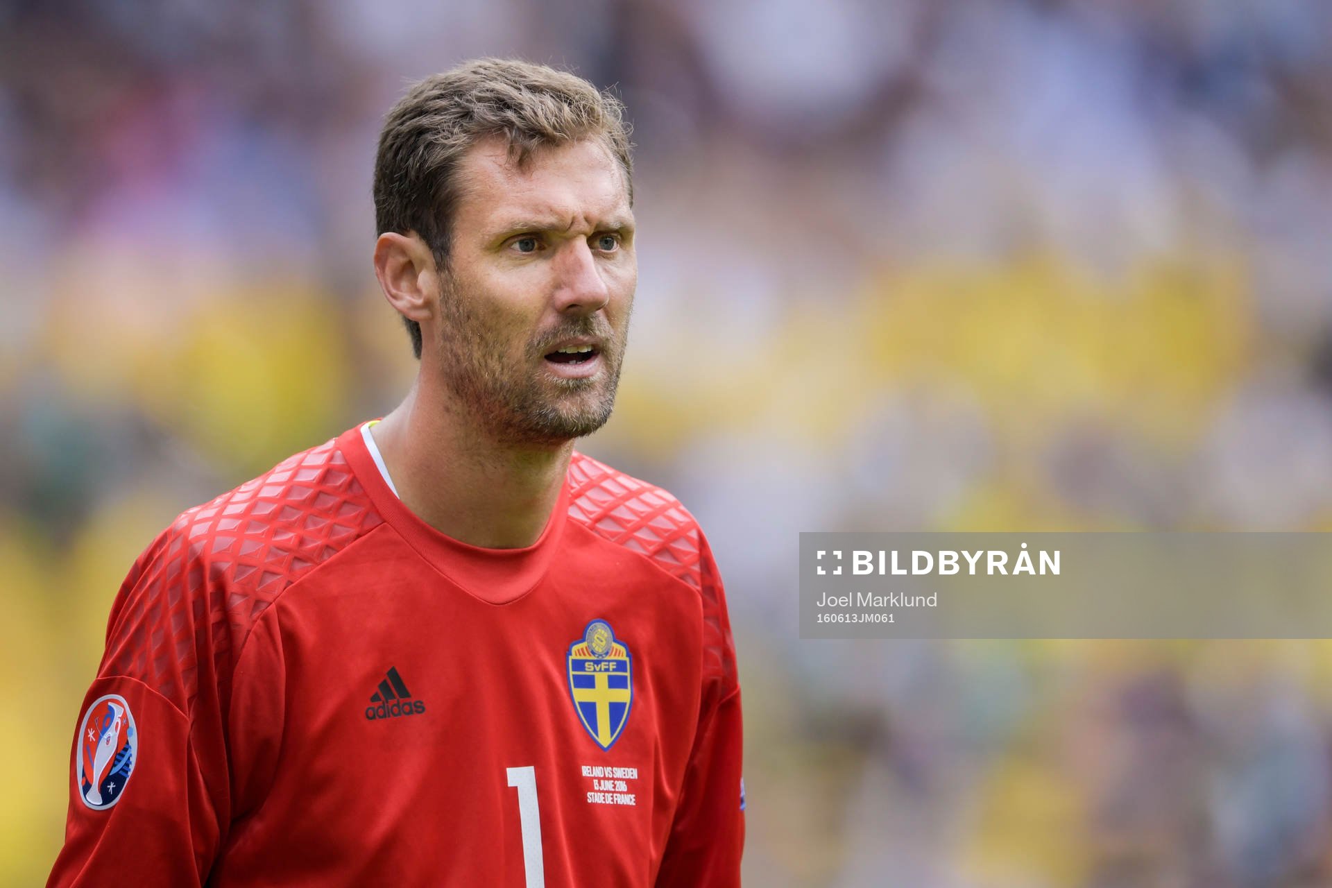 Sveriges målvakt Andreas Isaksson i fotbollsmatchen mellan