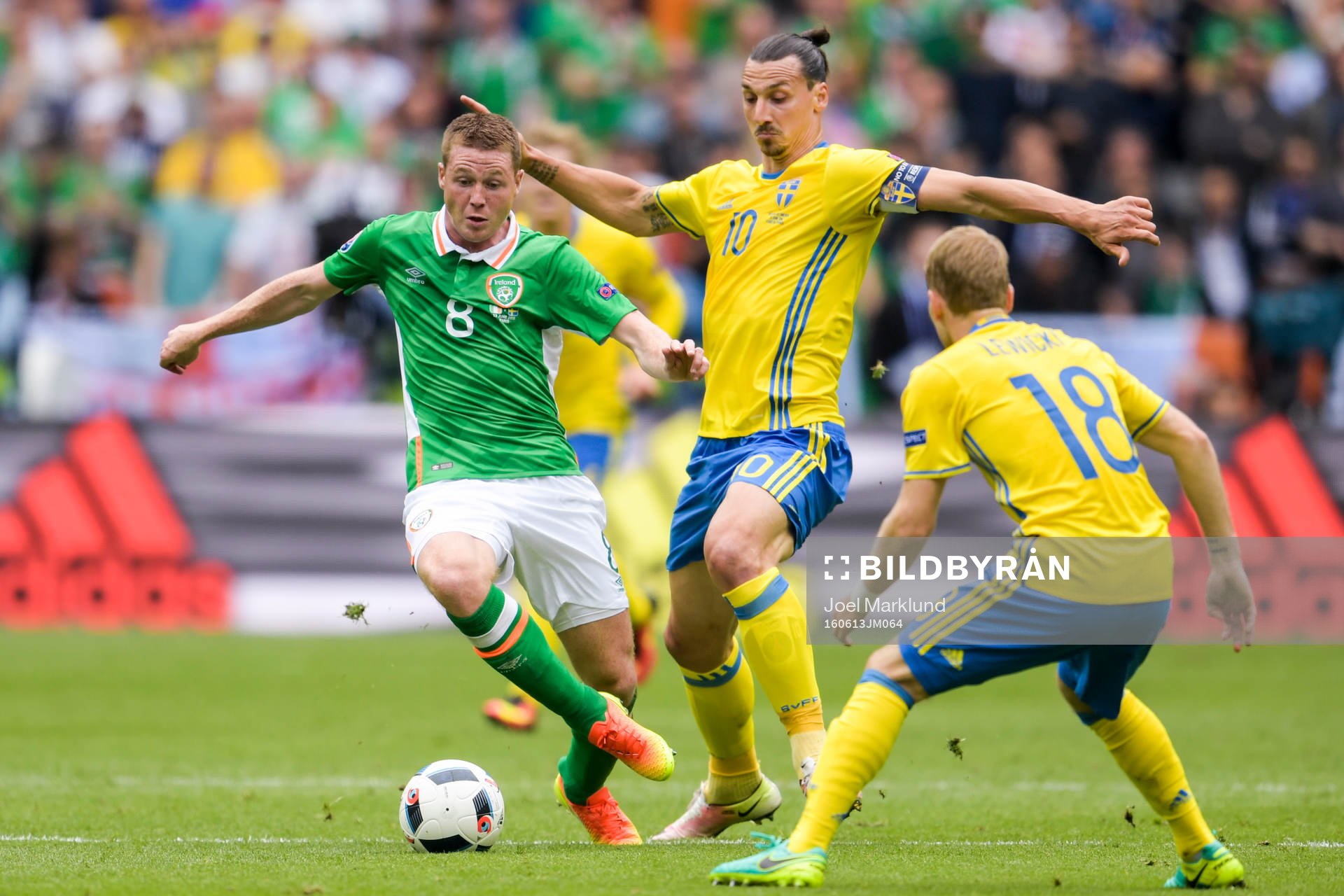 Irlands James McCarthy mot Sveriges Zlatan Ibrahimovic i