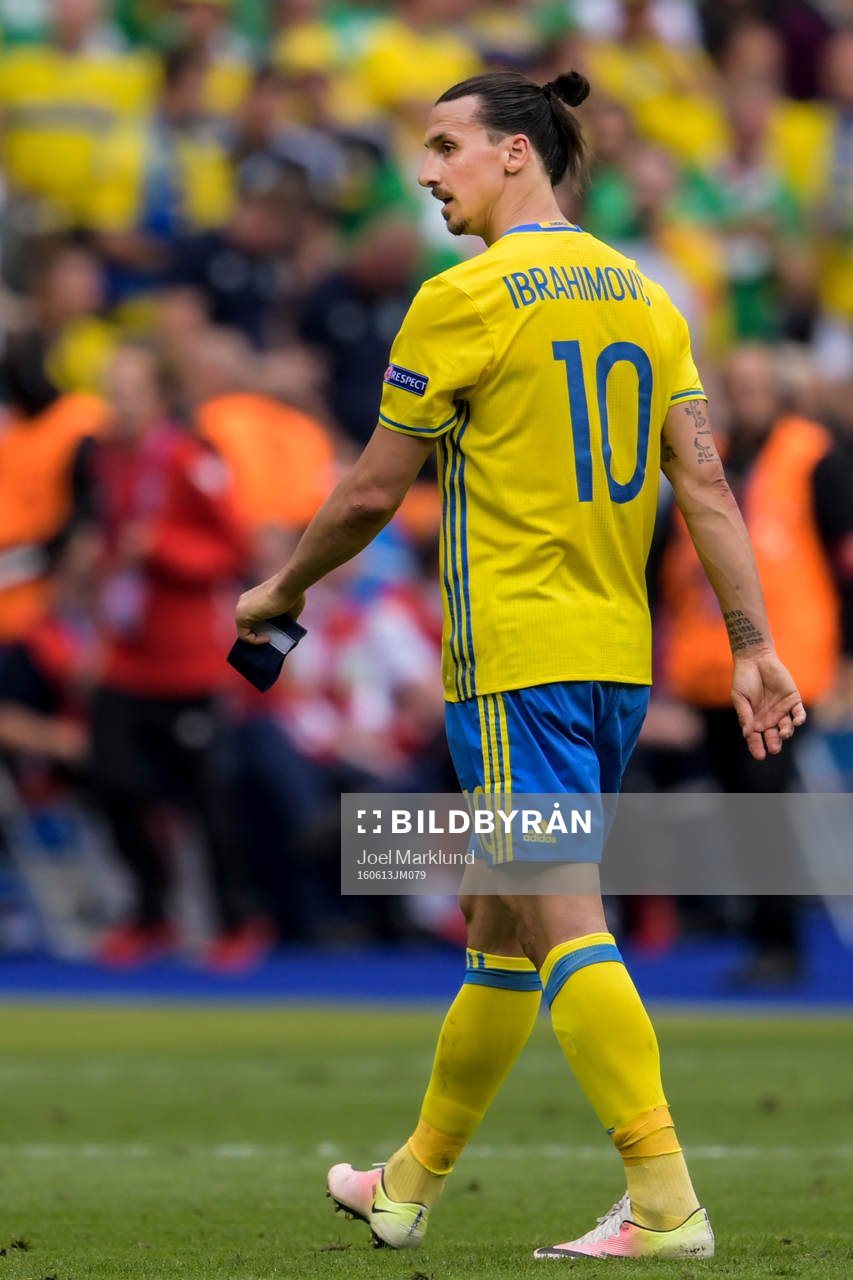 Sveriges Zlatan Ibrahimovic lämnar planen i halvtid i