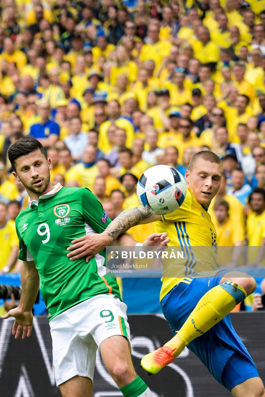 Irlands Shane Long och Sveriges Victor Nilsson Lindelöf i