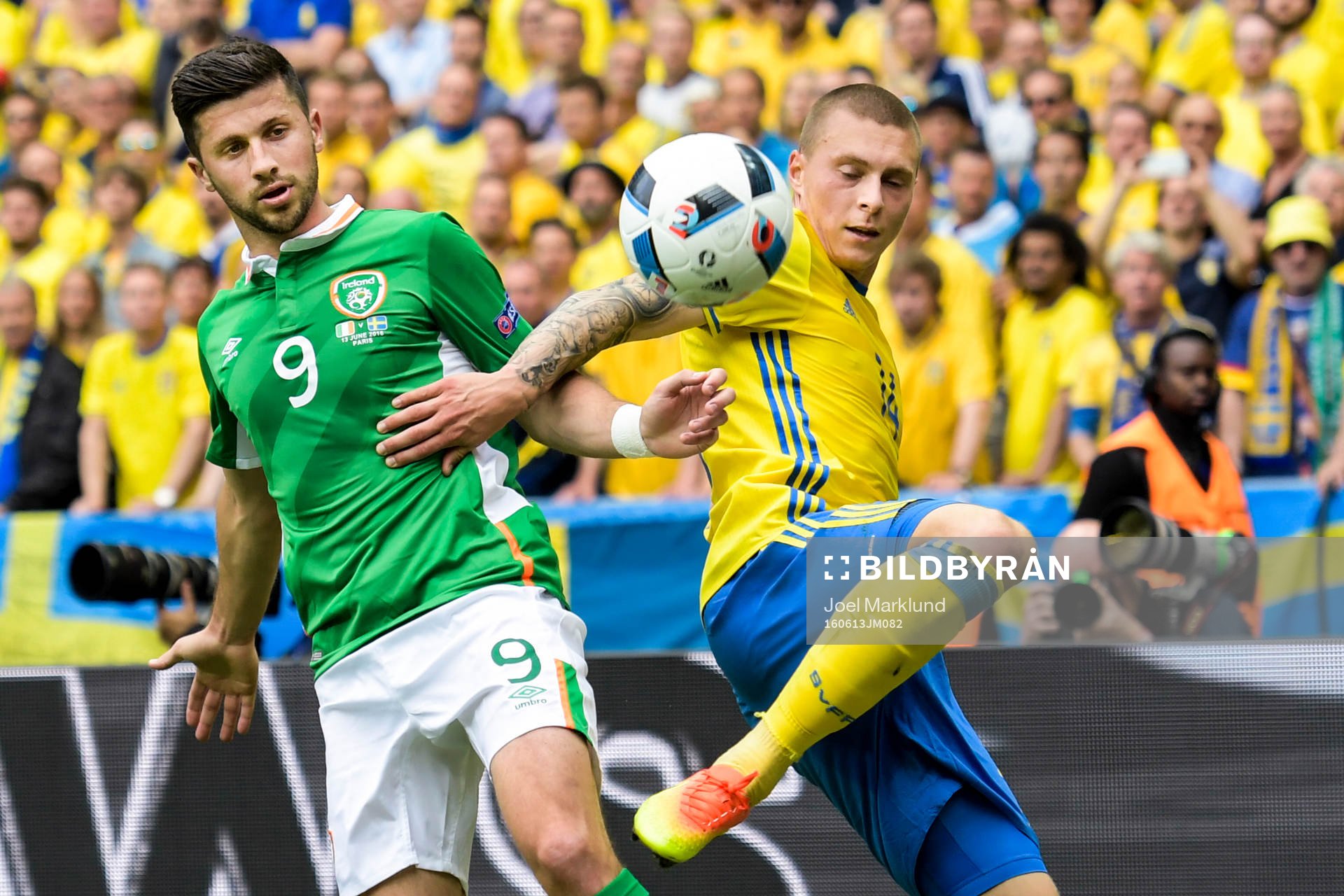 Irlands Shane Long och Sveriges Victor Nilsson Lindelöf i