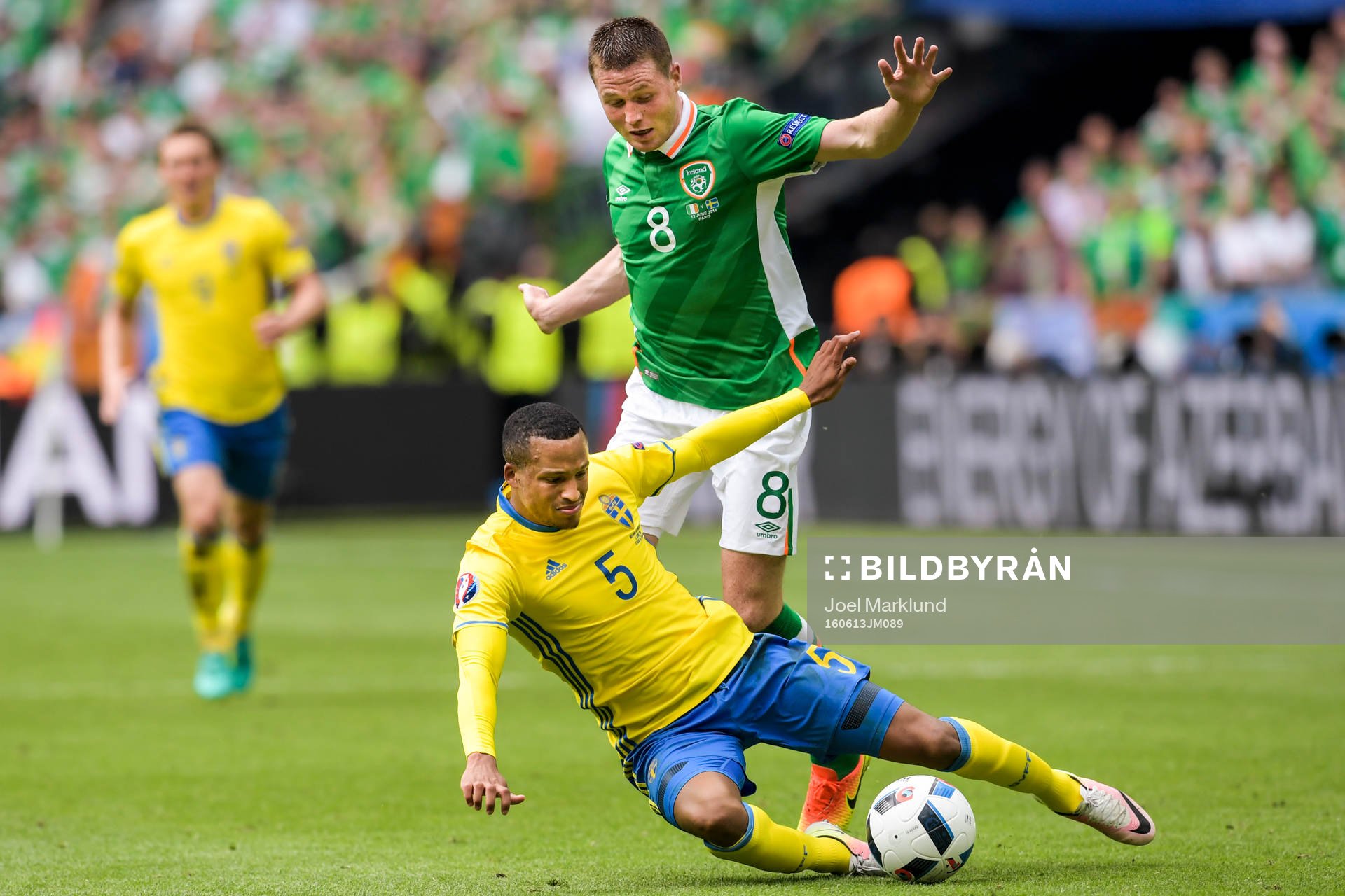 Sveriges Martin Olsson och Irlands James McCarthy i fotbollsmatchen mellan Irland och Sverige under fotbolls-EM den 13 juni 2016 i Saint-Denis.