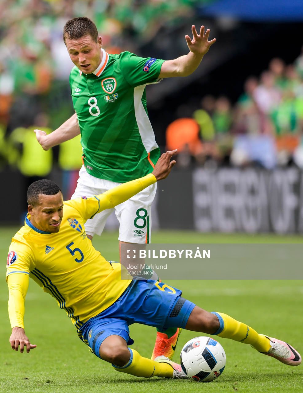 Sveriges Martin Olsson och Irlands James McCarthy i