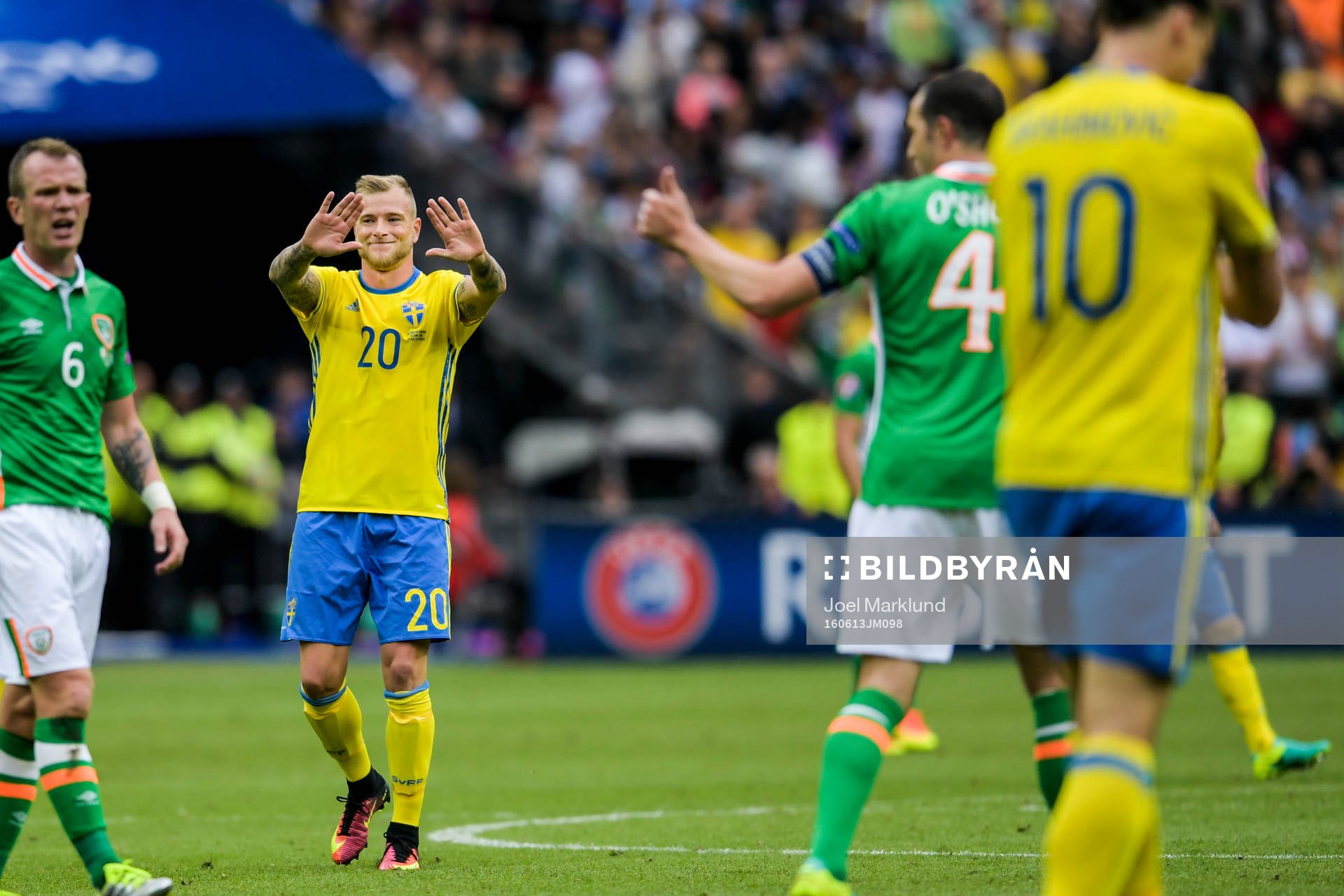 Sveriges John Guidetti gestikulerar mot Zlatan Ibrahimovic i fotbollsmatchen mellan Irland och Sverige under fotbolls-EM den 13 juni 2016 i Saint-Denis.