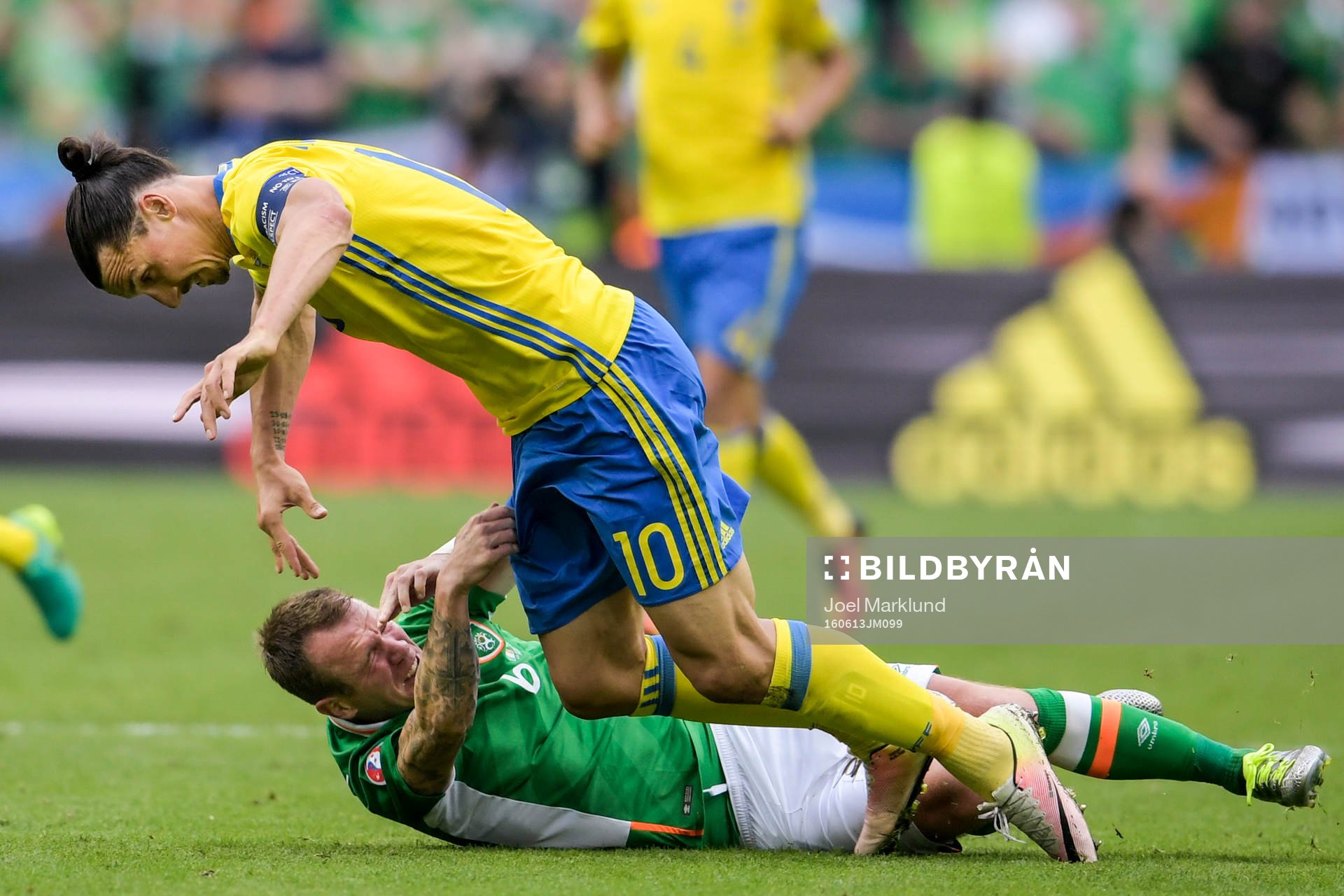 Sveriges Zlatan Ibrahimovic och Irlands Glenn Whelan faller