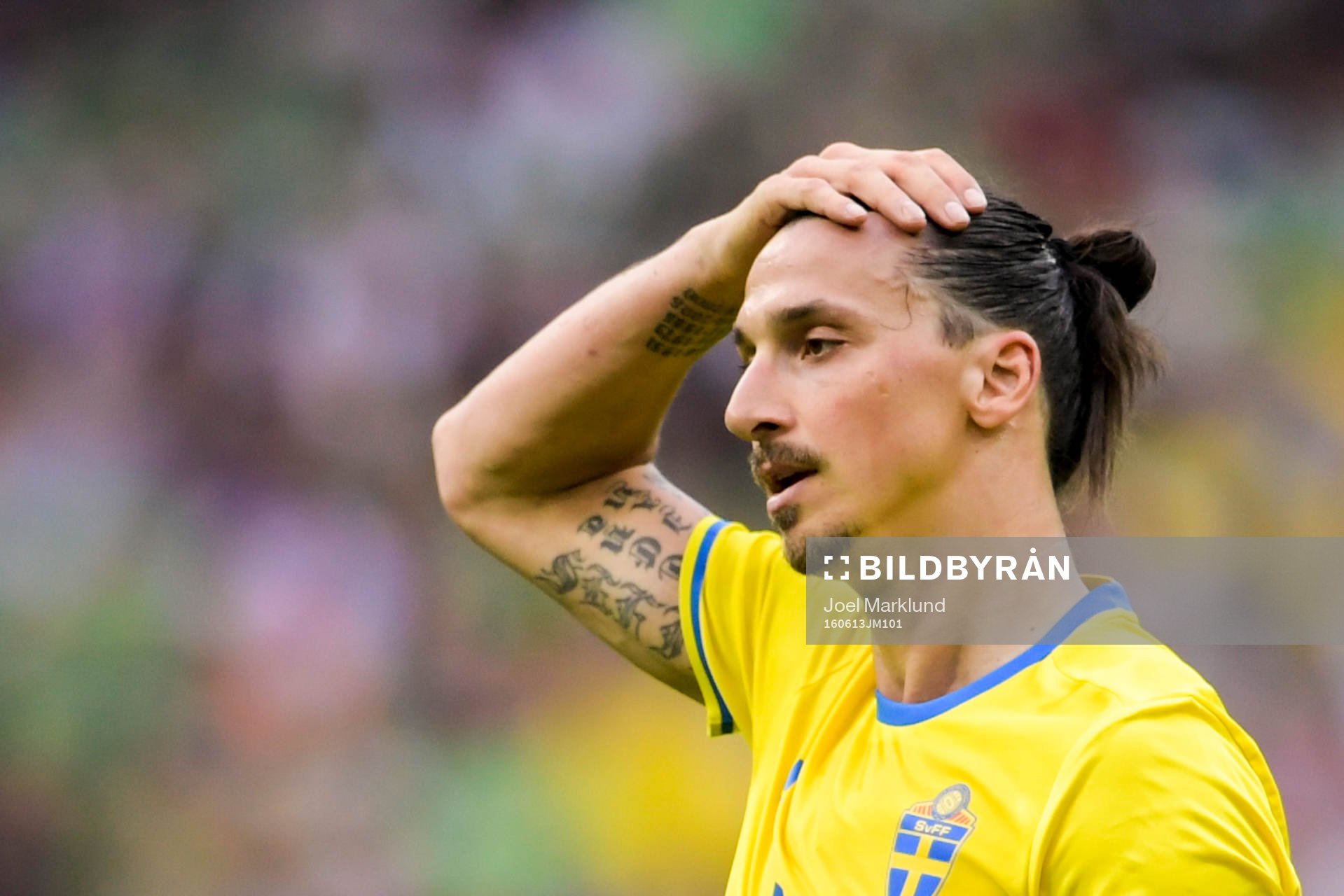 Sveriges Zlatan Ibrahimovic deppar i fotbollsmatchen mellan