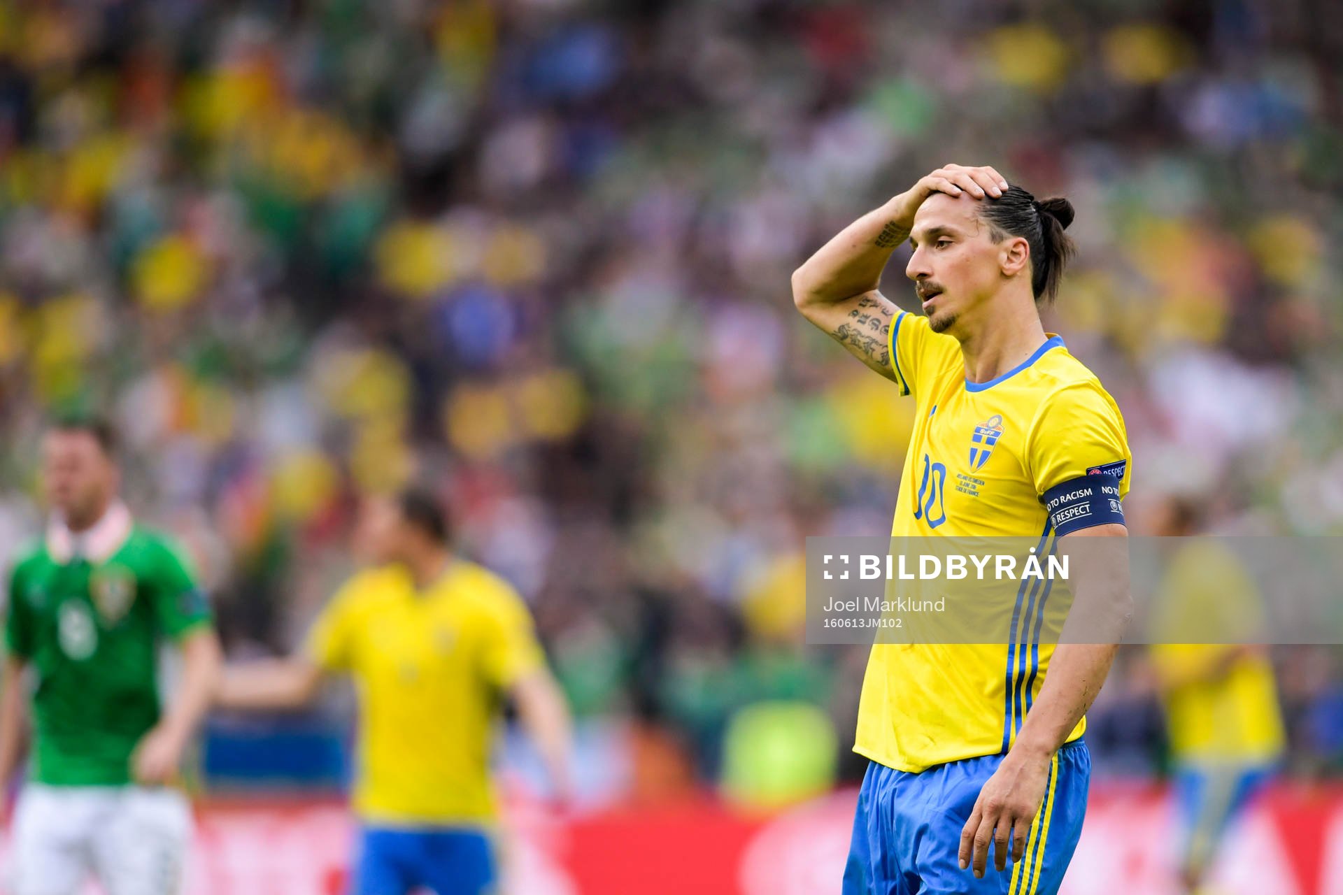 Sveriges Zlatan Ibrahimovic deppar i fotbollsmatchen mellan