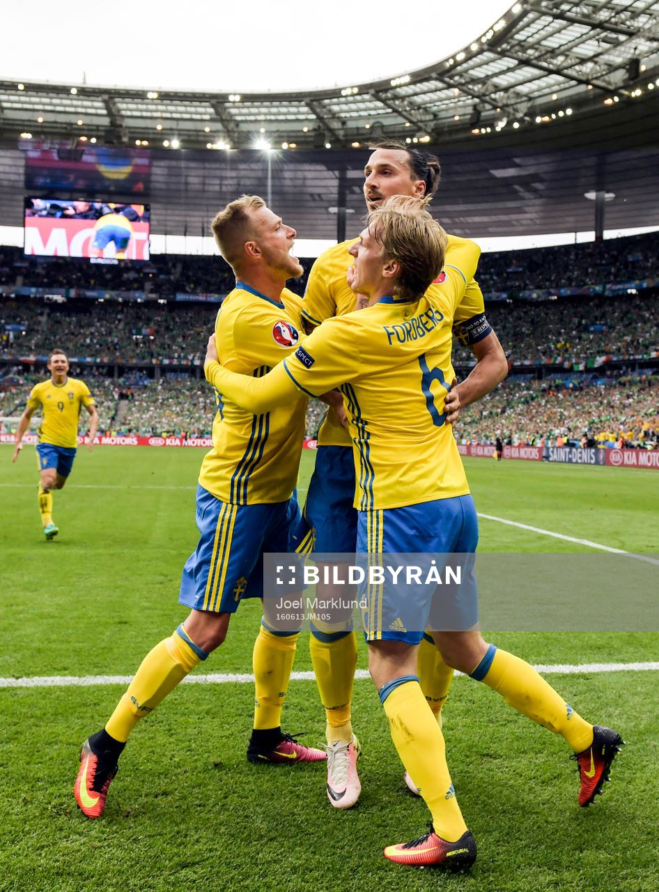 Sveriges John Guidetti och Emil Forsberg kramar om Zlatan