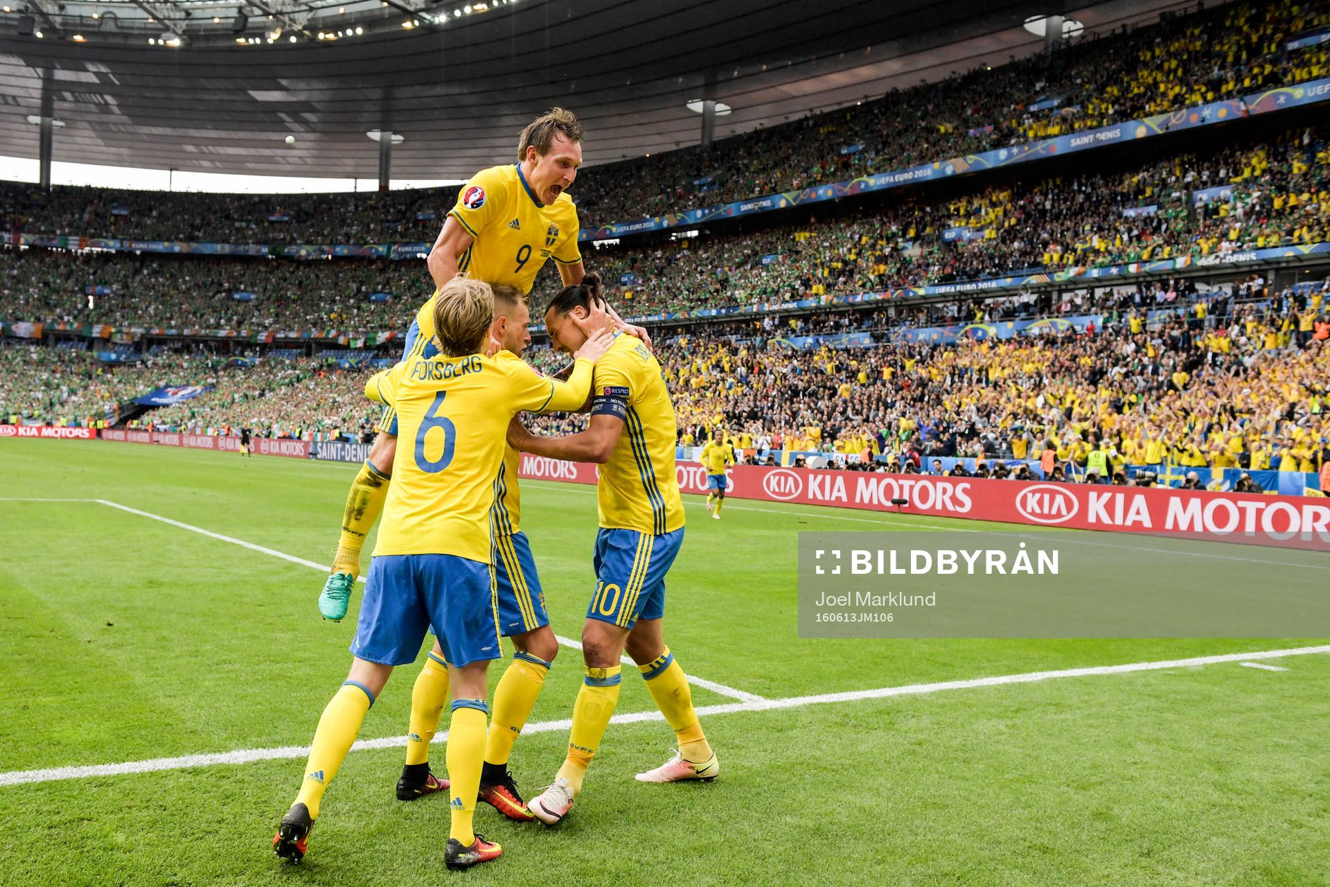 Sveriges John Guidetti, Kim Källström och Emil Forsberg kramar om Zlatan Ibrahimovic som spelat in bollen på en Irländsk försvarare vilket resulterade i 1-1 i fotbollsmatchen mellan Irland och Sverige under fotbolls-EM den 13 juni 2016 i Saint-Denis.
