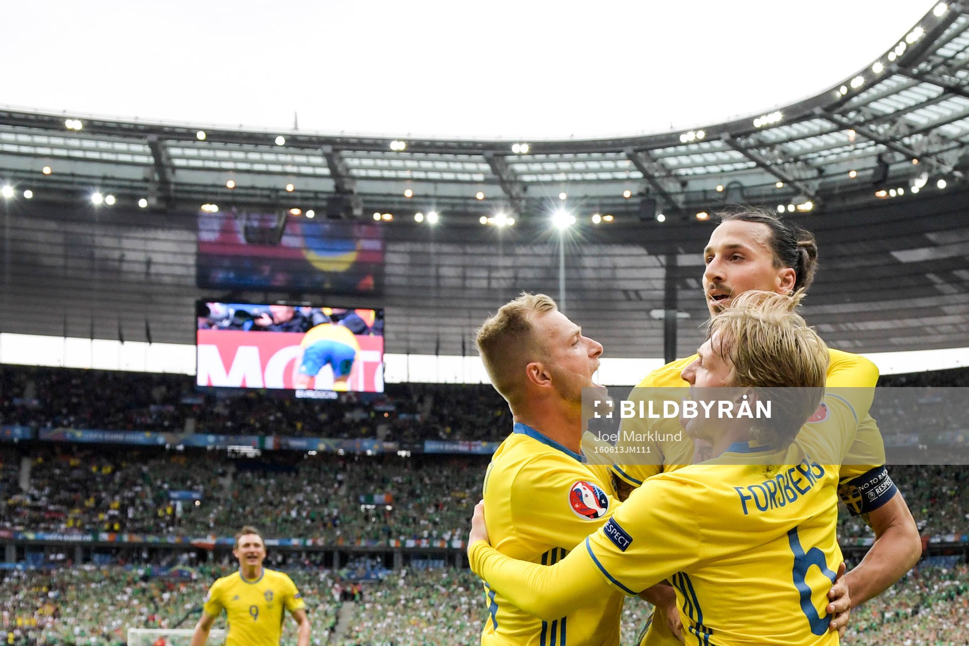 Sveriges John Guidetti och Emil Forsberg kramar om Zlatan