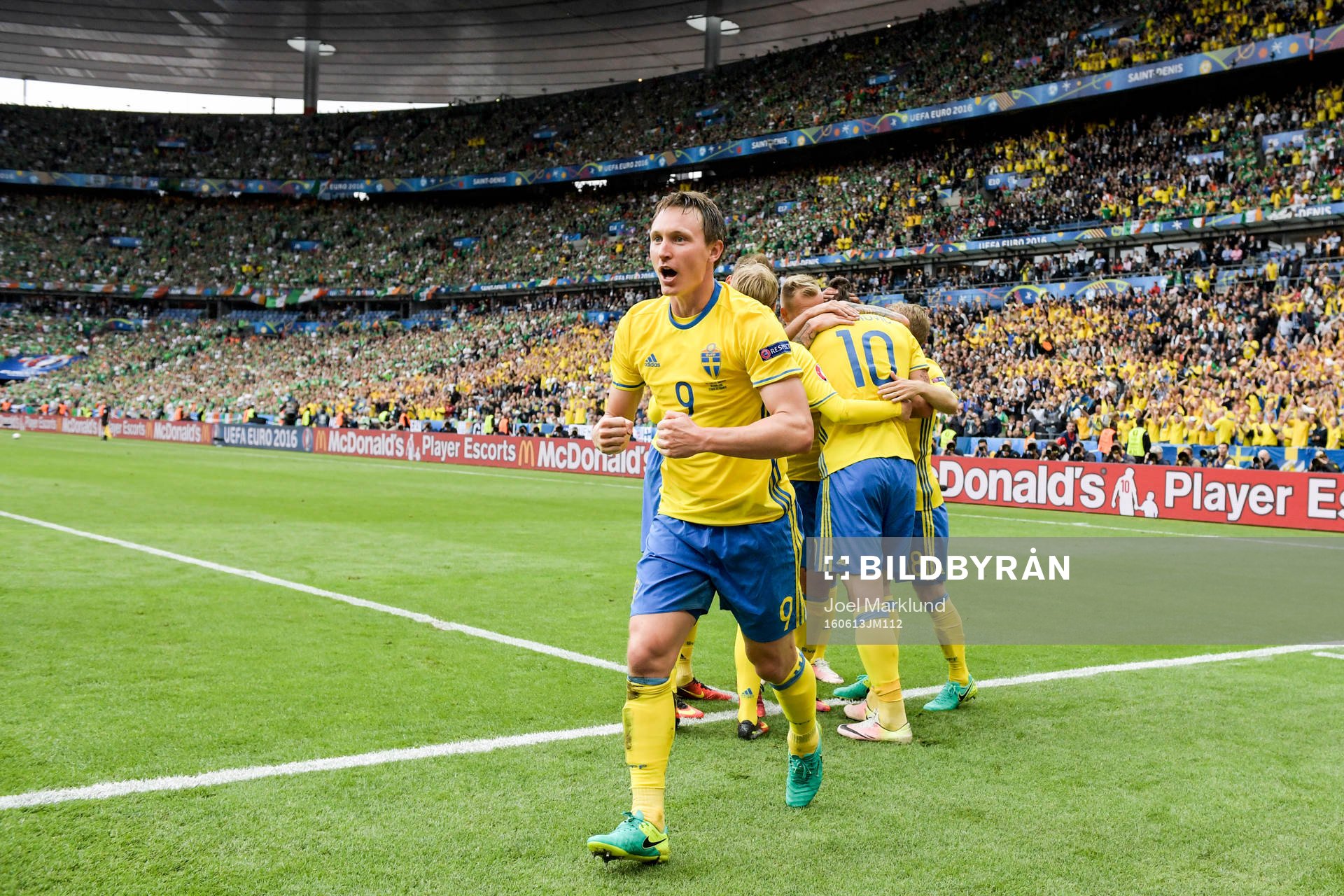 Sveriges Kim Källström jublar