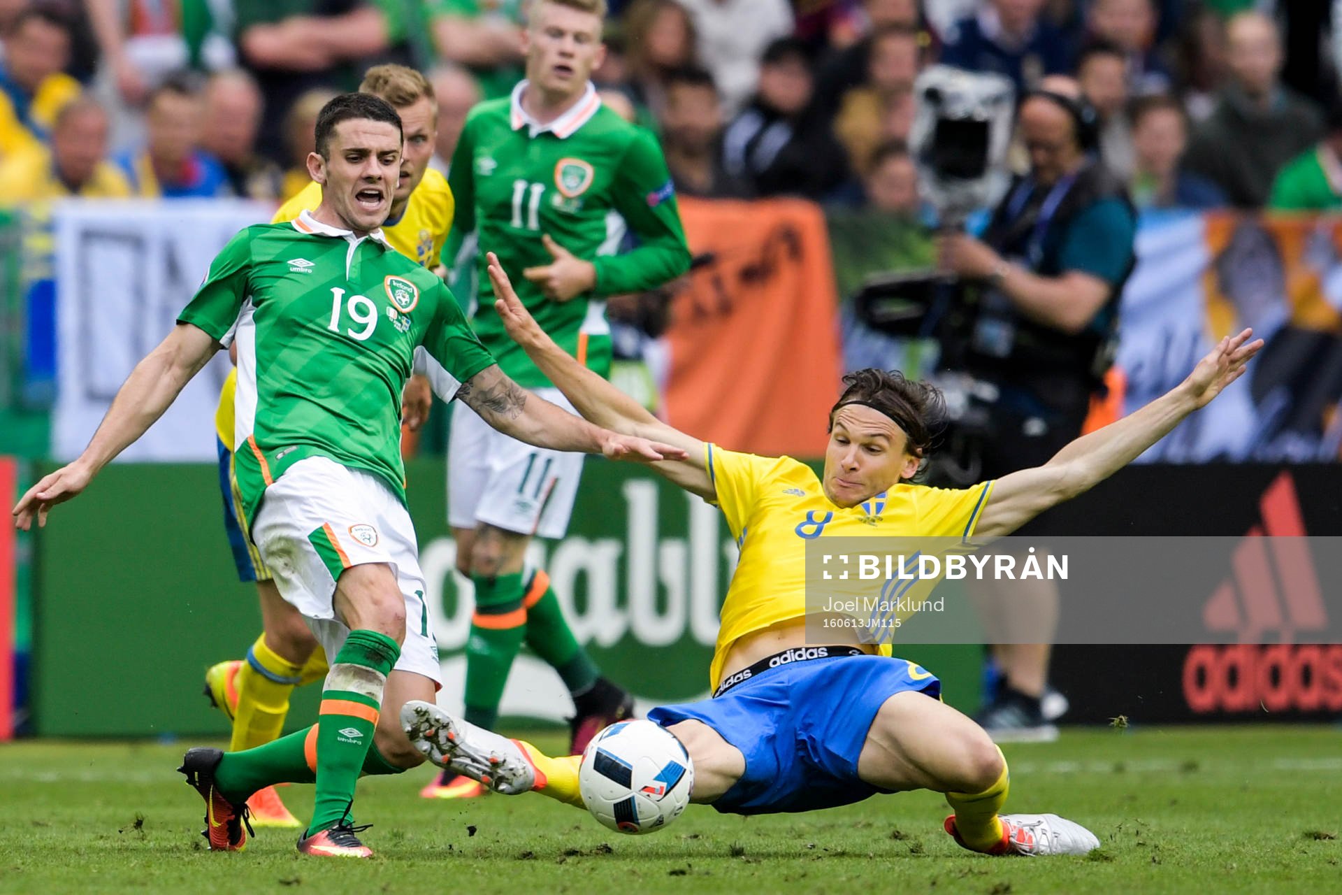 Irlands Robbie Brady och Sveriges Albin Ekdal i