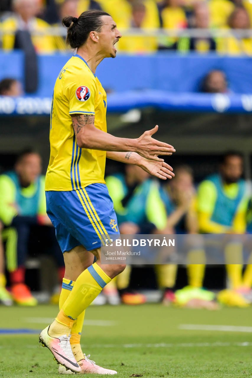 Sveriges Zlatan Ibrahimovic reagerar i fotbollsmatchen