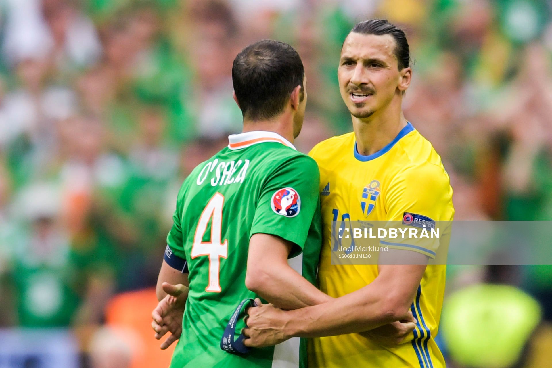 Sveriges Zlatan Ibrahimovic kramar om Irlands John O’Shea