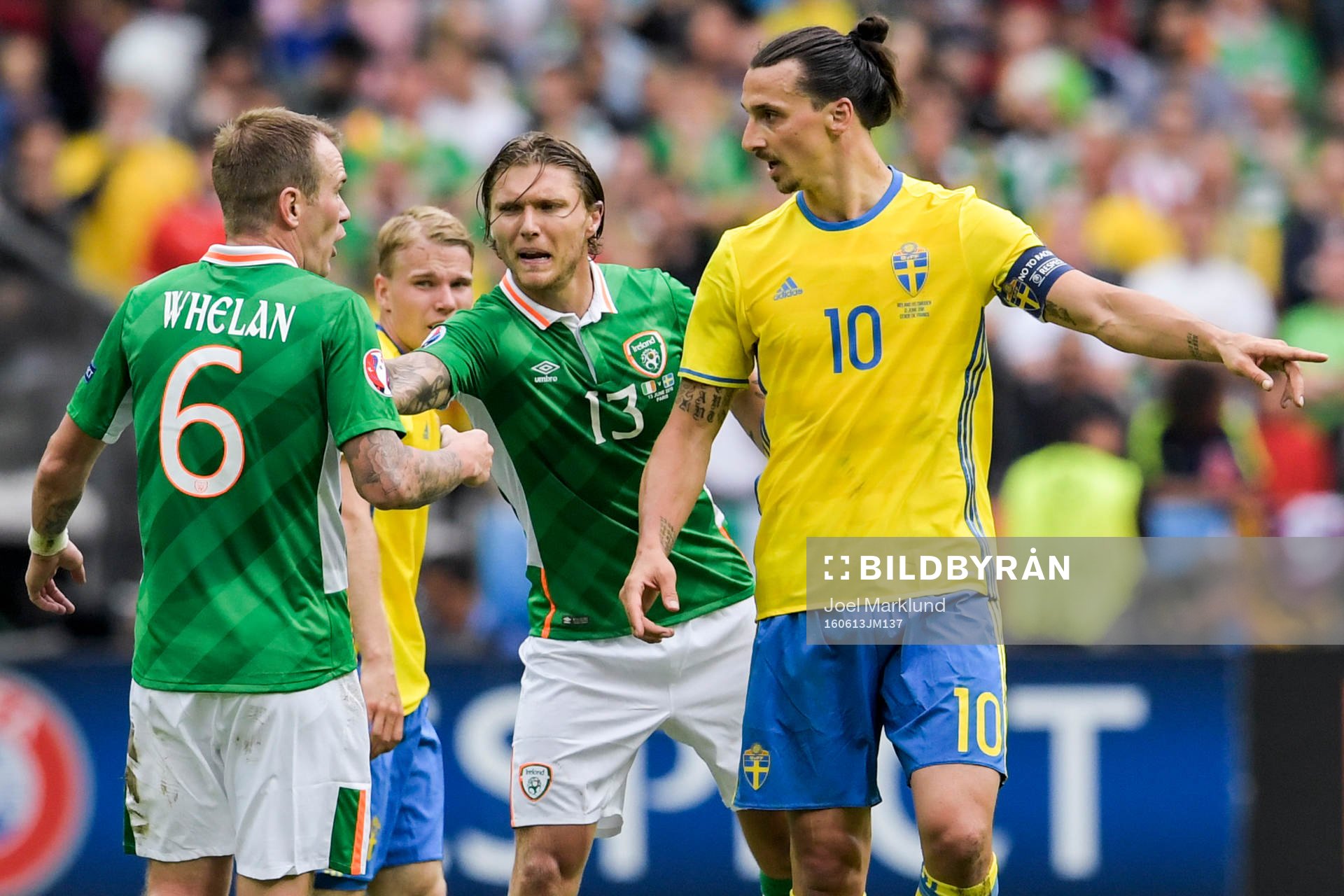 Irlands Glenn Whelan och Jeff Hendrick och Sveriges Zlatan Ibrahimovic i fotbollsmatchen mellan Irland och Sverige under fotbolls-EM den 13 juni 2016 i Saint-Denis.