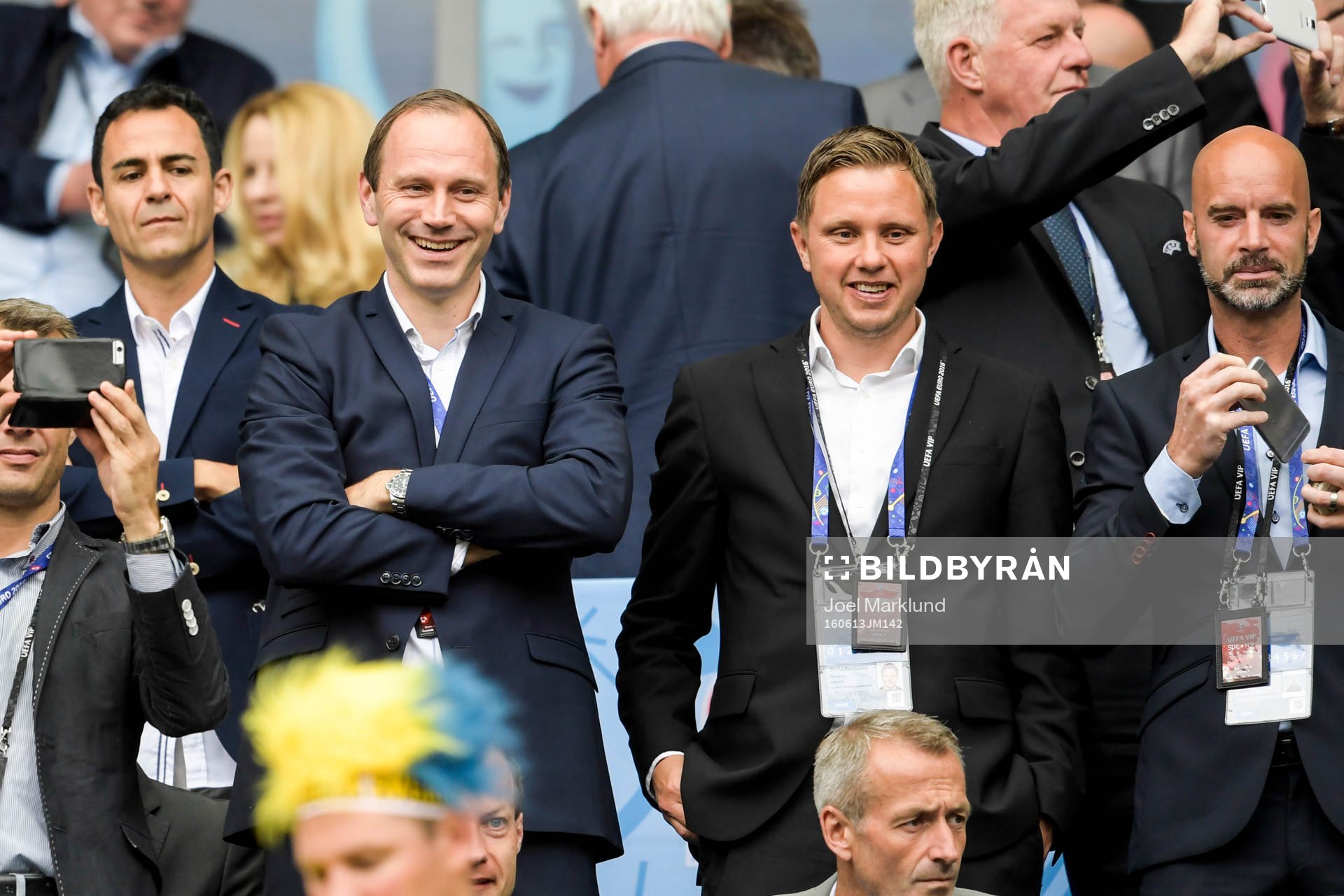 Svenska domaren Jonas Eriksson på läktaren