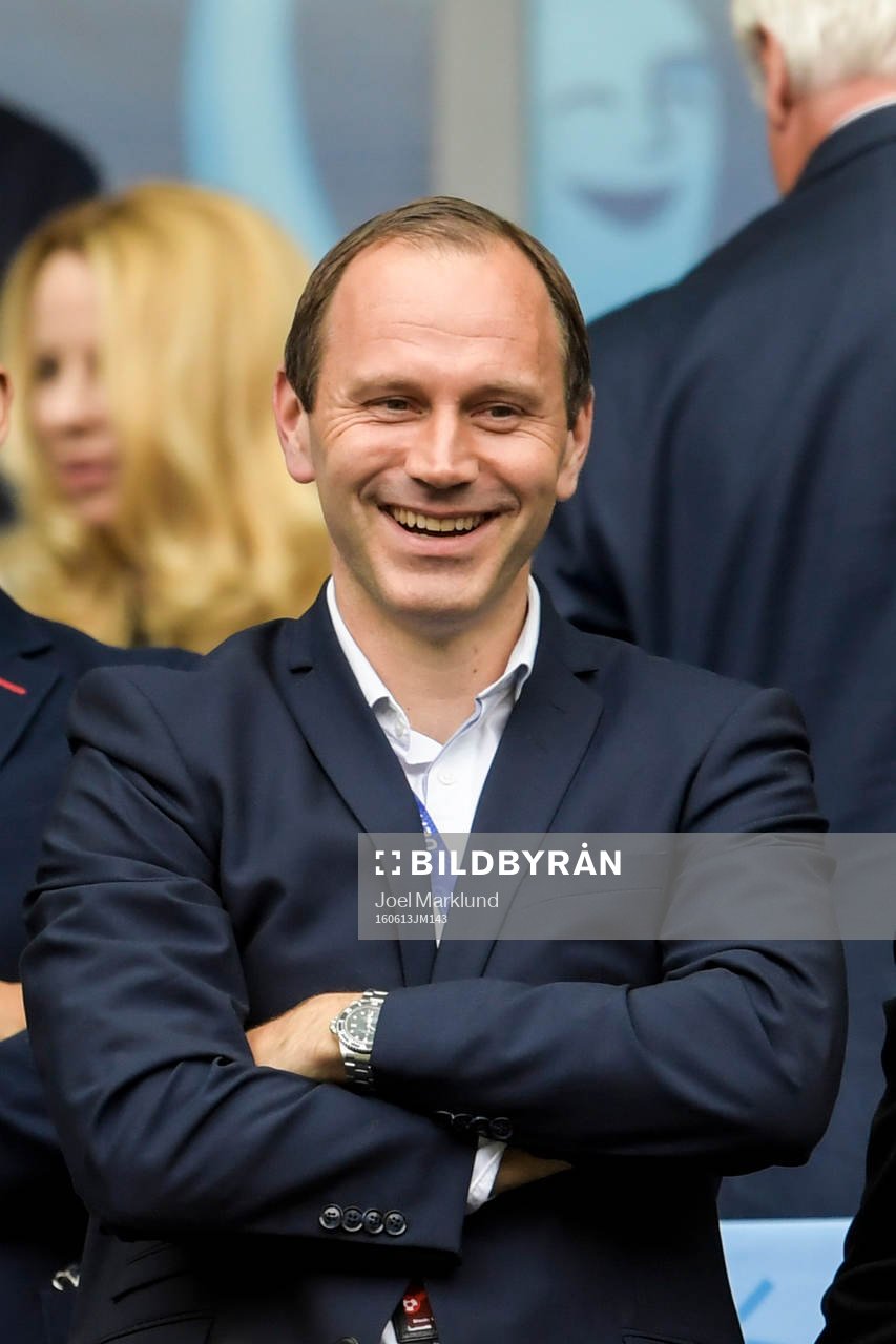 Svenska domaren Jonas Eriksson på läktaren i