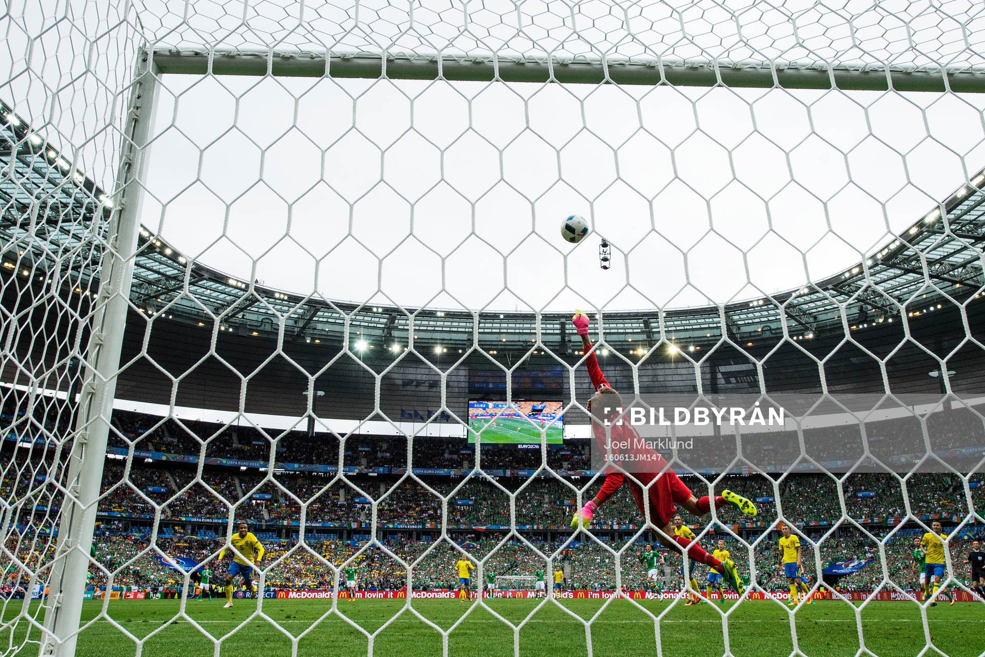 Sveriges målvakt Andreas Isaksson slänger sig