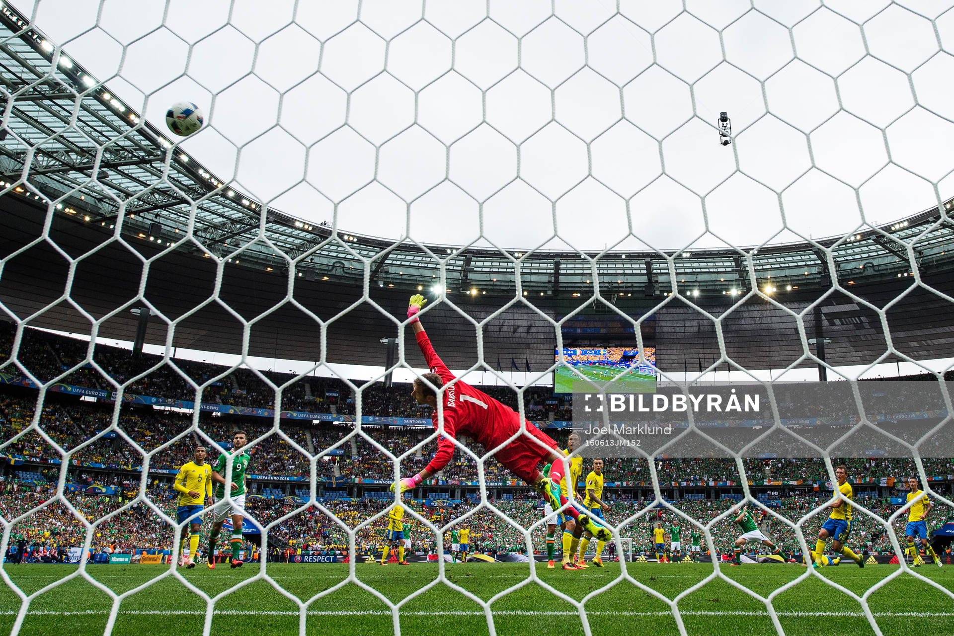 Sveriges målvakt Andreas Isaksson slänger sig