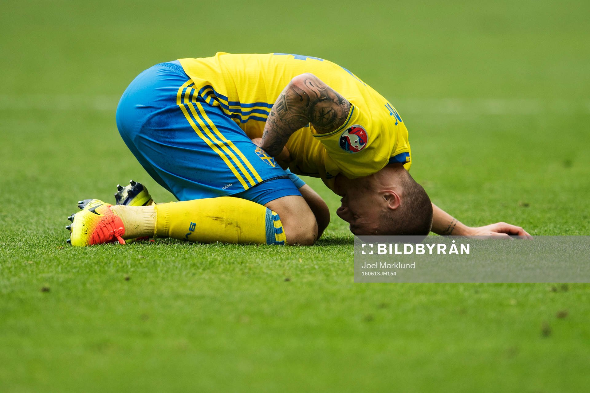 Sveriges Victor Nilsson Lindelöf har ont i fotbollsmatchen