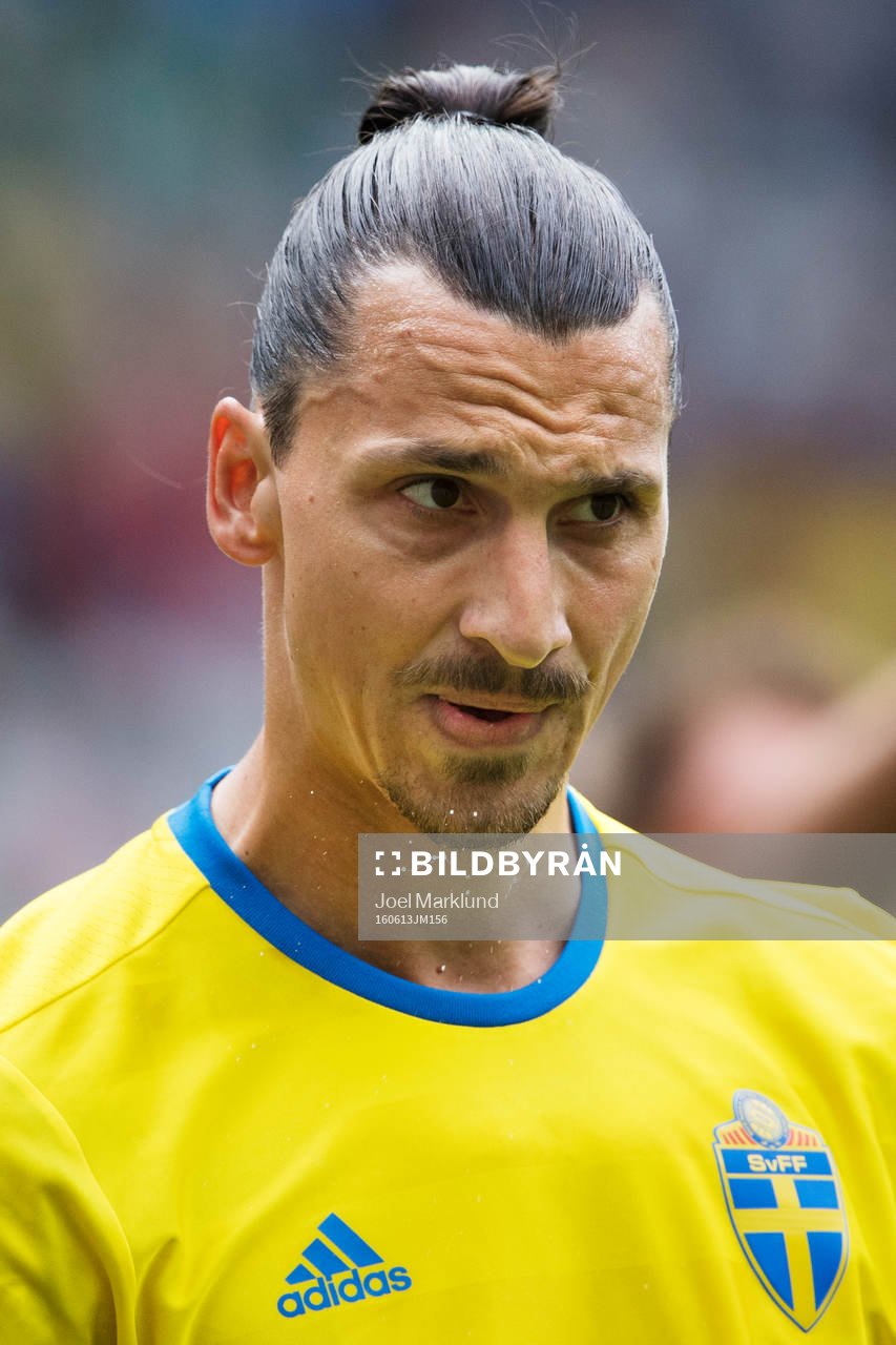 Sveriges Zlatan Ibrahimovic spottar i fotbollsmatchen
