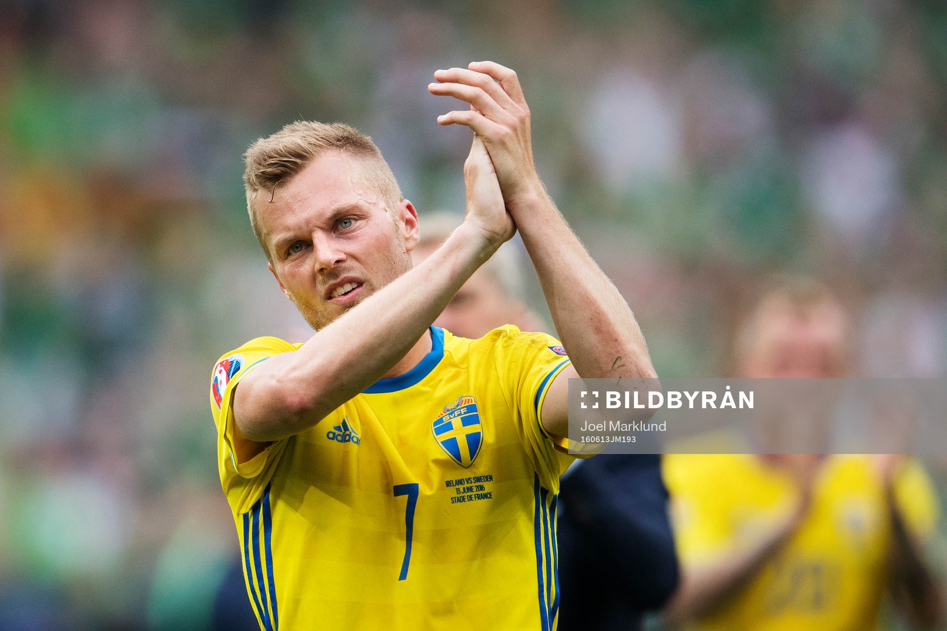 Sveriges Sebastian Larsson tackar publiken