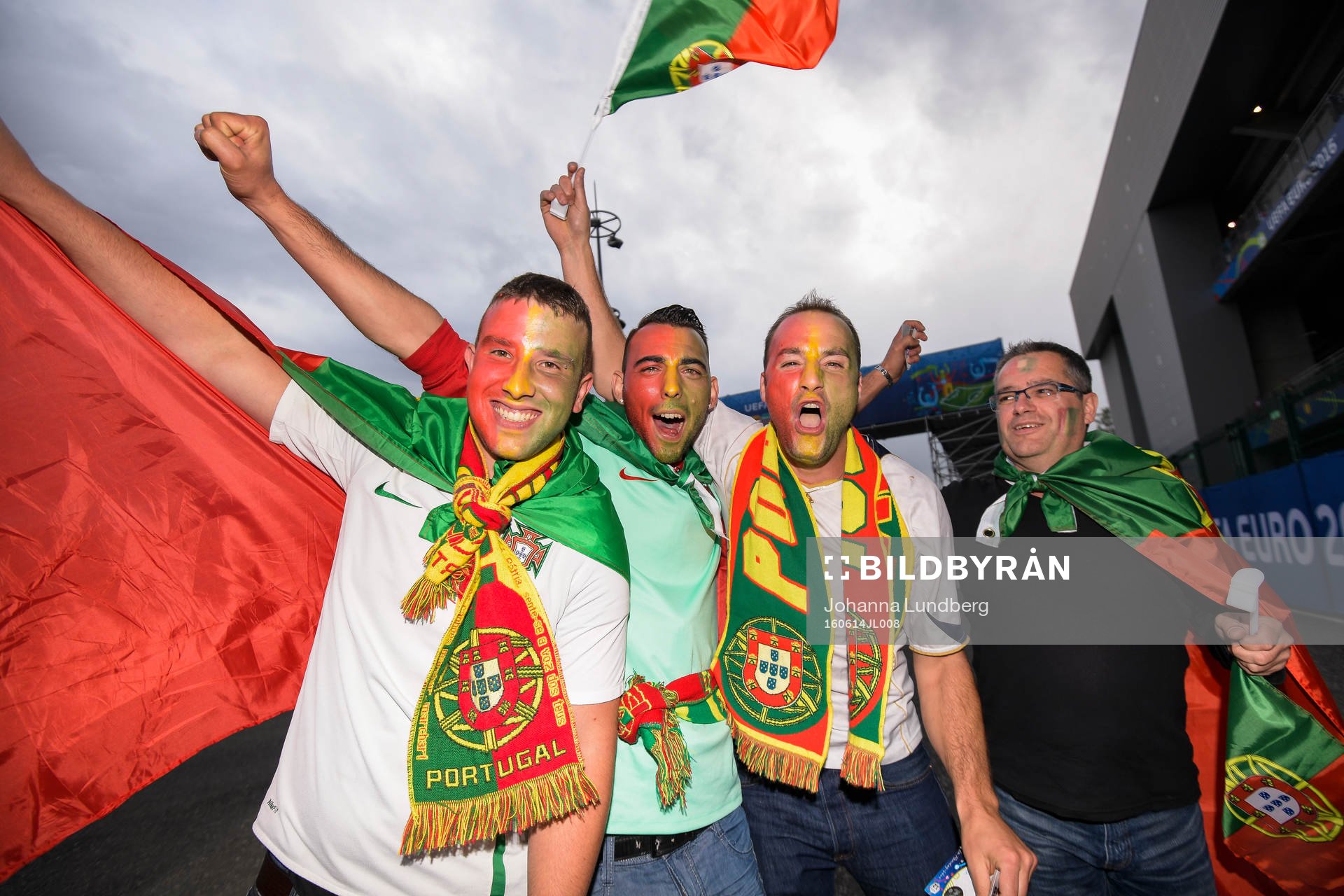 Portugisiska supportrar före fotbollsmatchen mellan